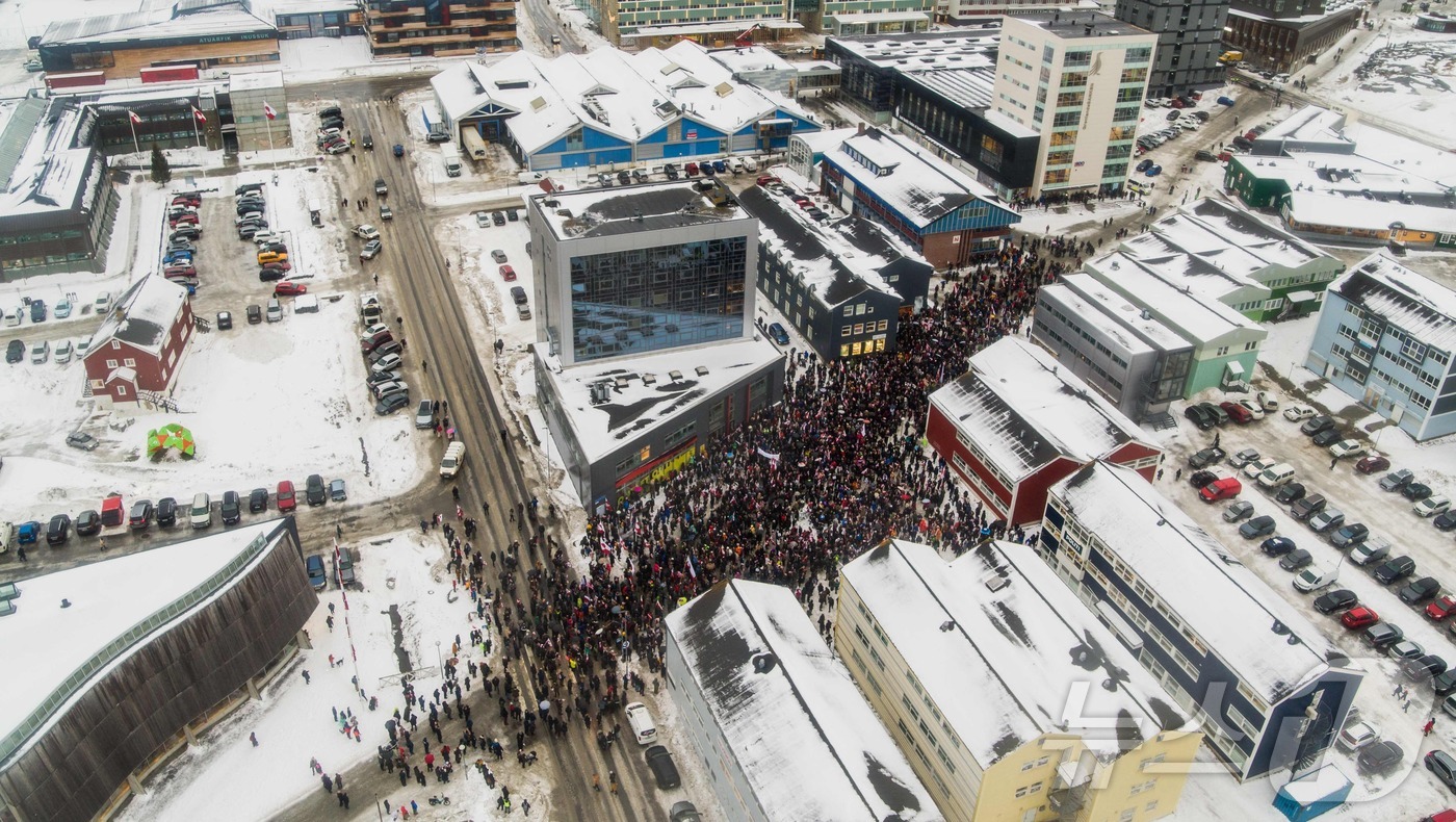 (누크 AFP=뉴스1) 강민경 기자 = 덴마크령 그린란드 수도 누크에서 시민들이 17일 거리로 나와 미국의 병합 시도에 반대하는 시위를 벌이고 있다. 2026.1.17ⓒ AFP=뉴 …