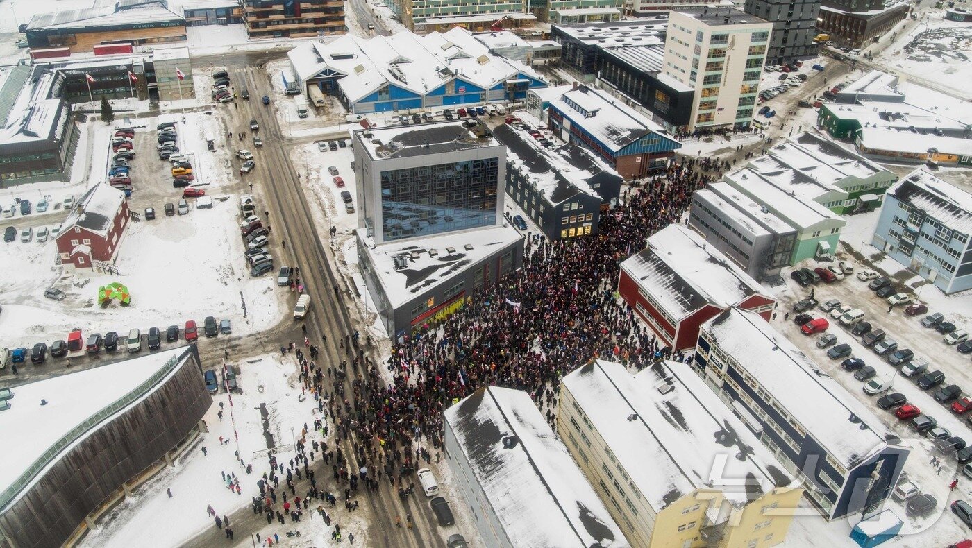 본문 이미지 - 덴마크령 그린란드 수도 누크에서 시민들이 17일 거리로 나와 미국의 병합 시도에 반대하는 시위를 벌이고 있다. 2026.1.17 ⓒ AFP=뉴스1 ⓒ News1 강민경 기자