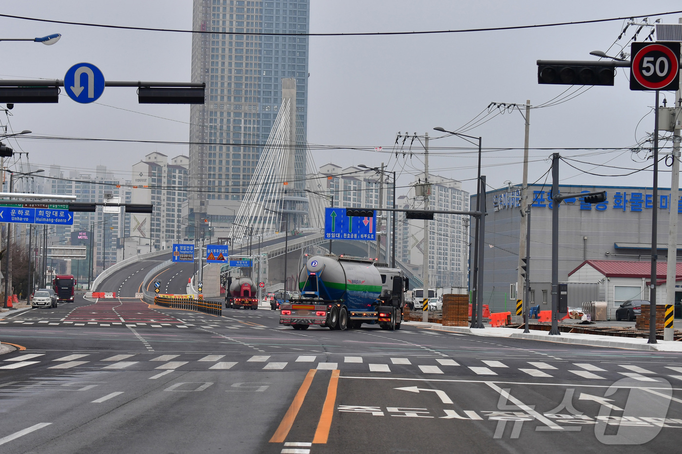 (포항=뉴스1) 최창호 기자 = 19일 경북 포항시 송도해수욕장과 영일대해수욕장을 연결하는 해오름대교 공사가 오는 6월 개통을 목표로 순조롭게 진행되고 있다.2021년 착공한 해오 …