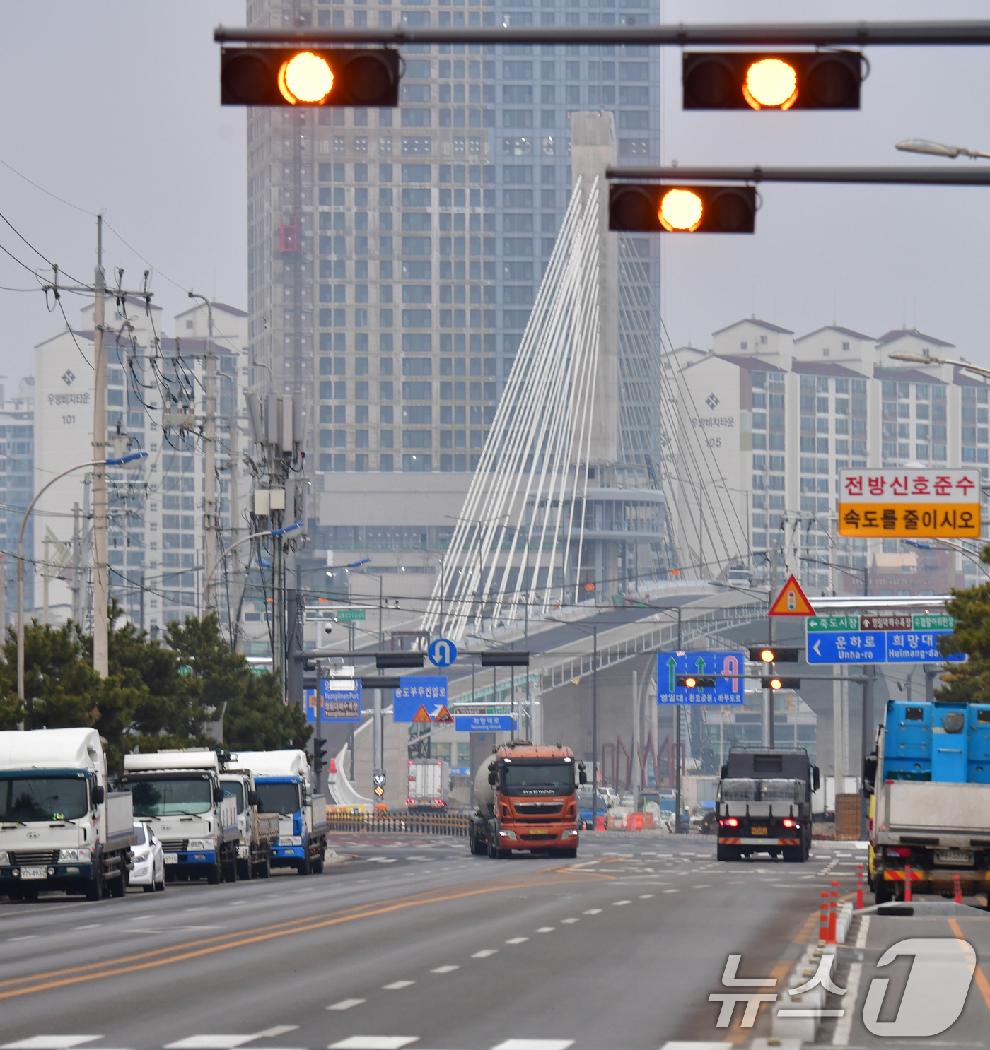 (포항=뉴스1) 최창호 기자 = 19일 경북 포항시 송도해수욕장과 영일대해수욕장을 연결하는 해오름대교 공사가 오는 6월 개통을 목표로 순조롭게 진행되고 있다.2021년 착공한 해오 …