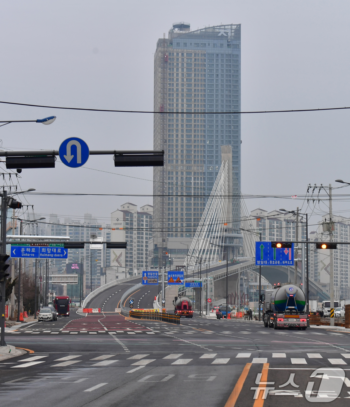 (포항=뉴스1) 최창호 기자 = 19일 경북 포항시 송도해수욕장과 영일대해수욕장을 연결하는 해오름대교 공사가 오는 6월 개통을 목표로 순조롭게 진행되고 있다.2021년 착공한 해오 …