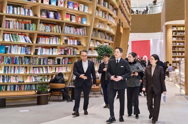 "고객 삶 속으로 들어가라"…신세계 정용진, '빌리지 운정' 현장 경영