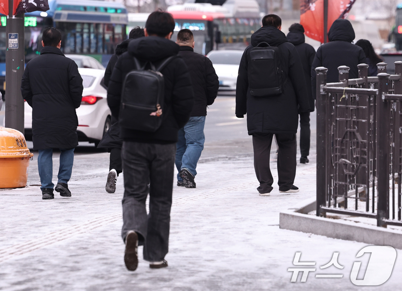 (서울=뉴스1) 구윤성 기자 = 절기상 대한(大寒)을 하루 앞둔 19일 오전 서울 세종대로 광화문역 네거리에서 시민들이 간밤에 쌓인 눈 위를 걷고 있다. 2026.1.19/뉴스1