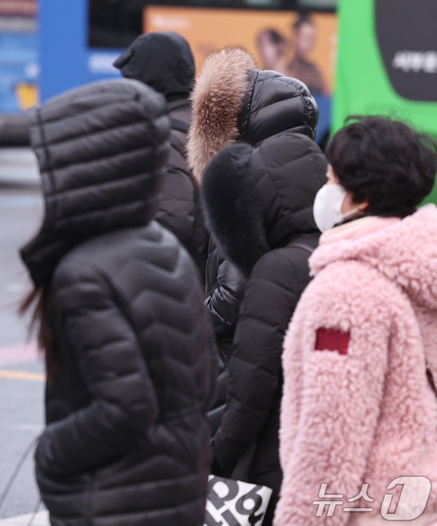 (서울=뉴스1) 구윤성 기자 = 절기상 대한(大寒)을 하루 앞둔 19일 오전 서울 세종대로 광화문역 네거리에서 시민들이 발걸음을 옮기고 있다.  2026.1.19/뉴스1