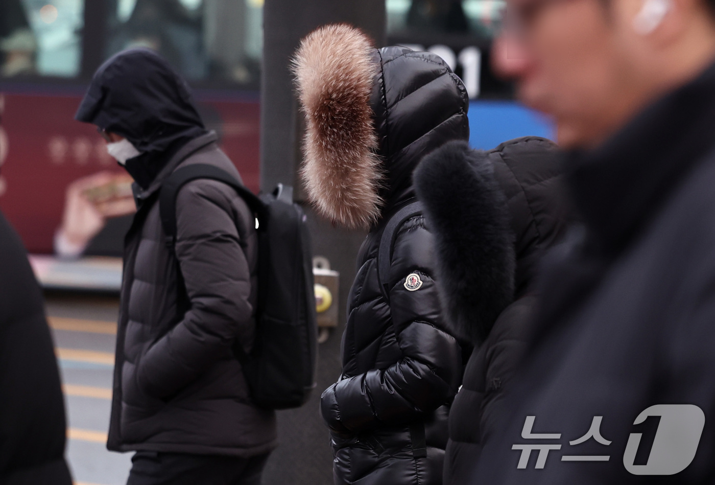 (서울=뉴스1) 구윤성 기자 = 절기상 대한(大寒)을 하루 앞둔 19일 오전 서울 세종대로 광화문역 네거리에서 시민들이 발걸음을 옮기고 있다.  2026.1.19/뉴스1
