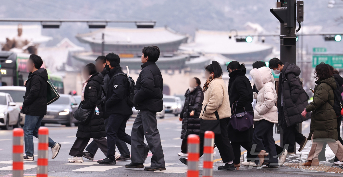 (서울=뉴스1) 구윤성 기자 = 절기상 대한(大寒)을 하루 앞둔 19일 오전 서울 세종대로 광화문역 네거리에서 시민들이 발걸음을 옮기고 있다.  2026.1.19/뉴스1