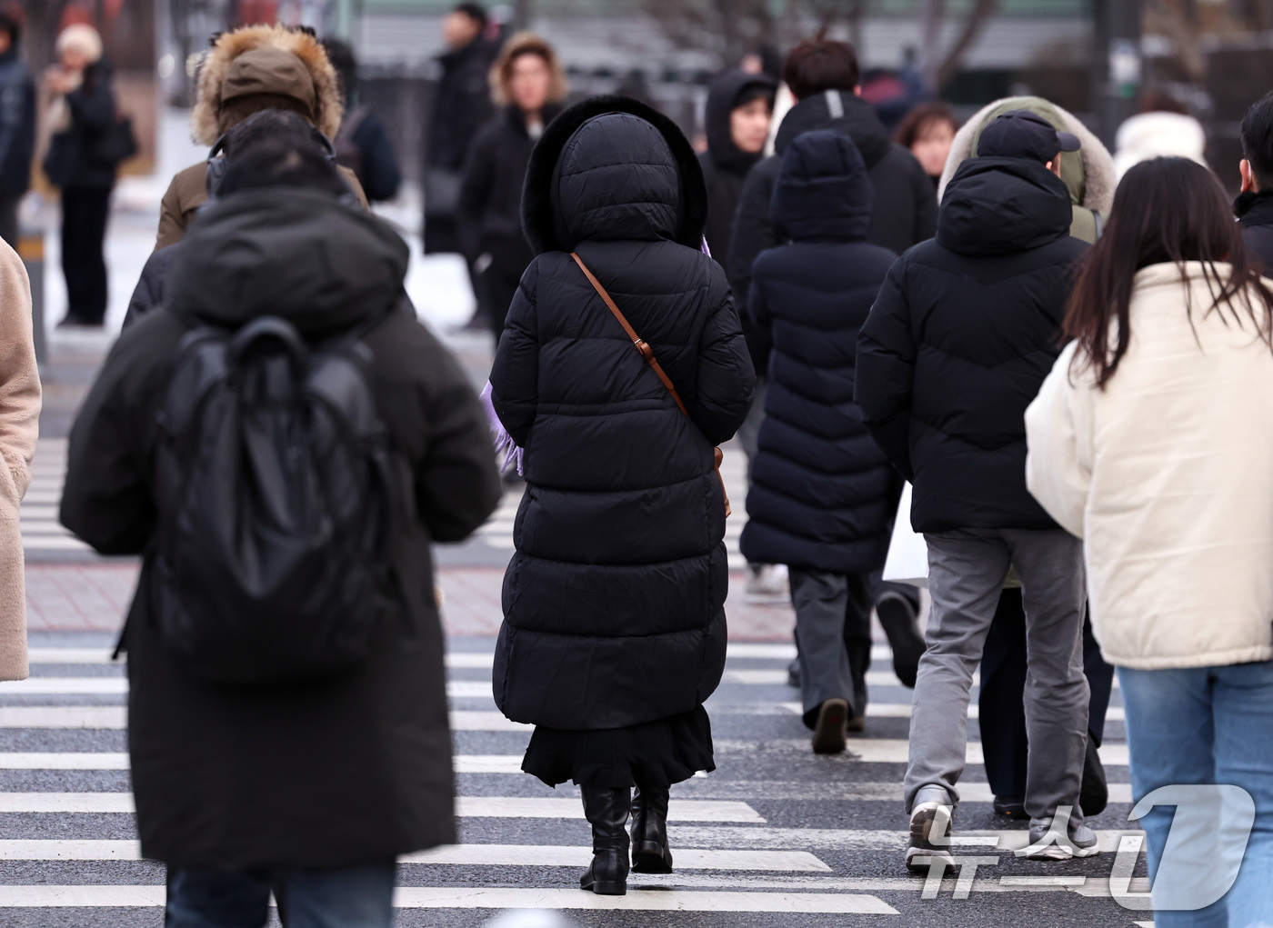 (서울=뉴스1) 구윤성 기자 = 절기상 대한(大寒)을 하루 앞둔 19일 오전 서울 세종대로 광화문역 네거리에서 시민들이 발걸음을 옮기고 있다.  2026.1.19/뉴스1