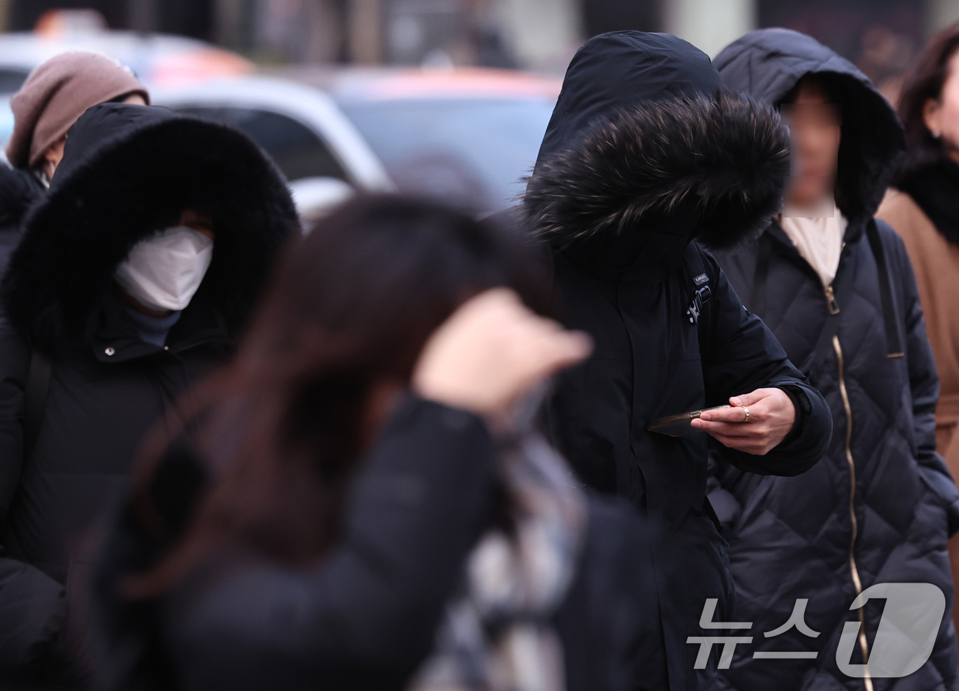 (서울=뉴스1) 구윤성 기자 = 절기상 대한(大寒)을 하루 앞둔 19일 오전 서울 세종대로 광화문역 네거리에서 시민들이 발걸음을 옮기고 있다.  2026.1.19/뉴스1
