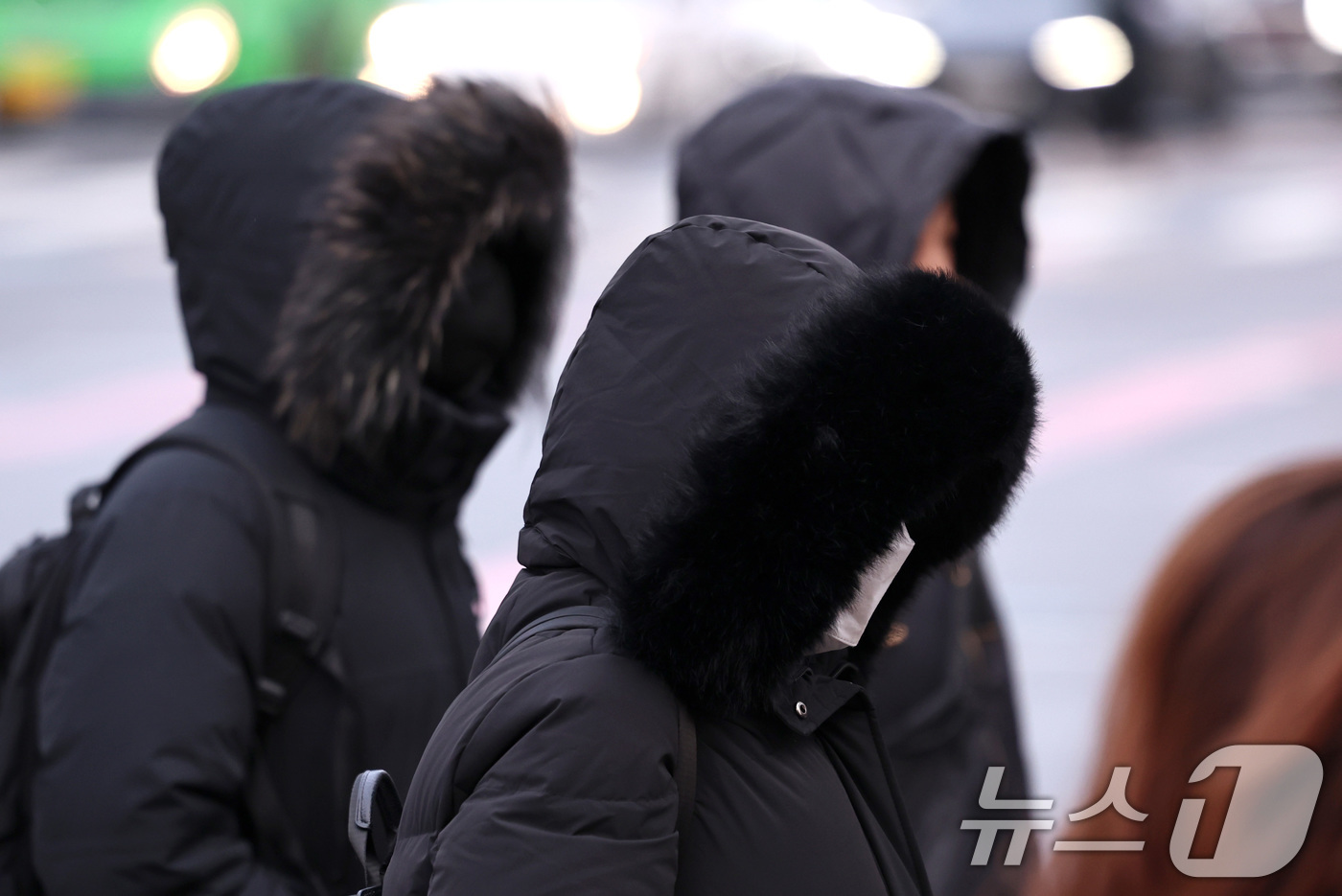 (서울=뉴스1) 구윤성 기자 = 절기상 대한(大寒)을 하루 앞둔 19일 오전 서울 세종대로 광화문역 네거리에서 시민들이 발걸음을 옮기고 있다.  2026.1.19/뉴스1