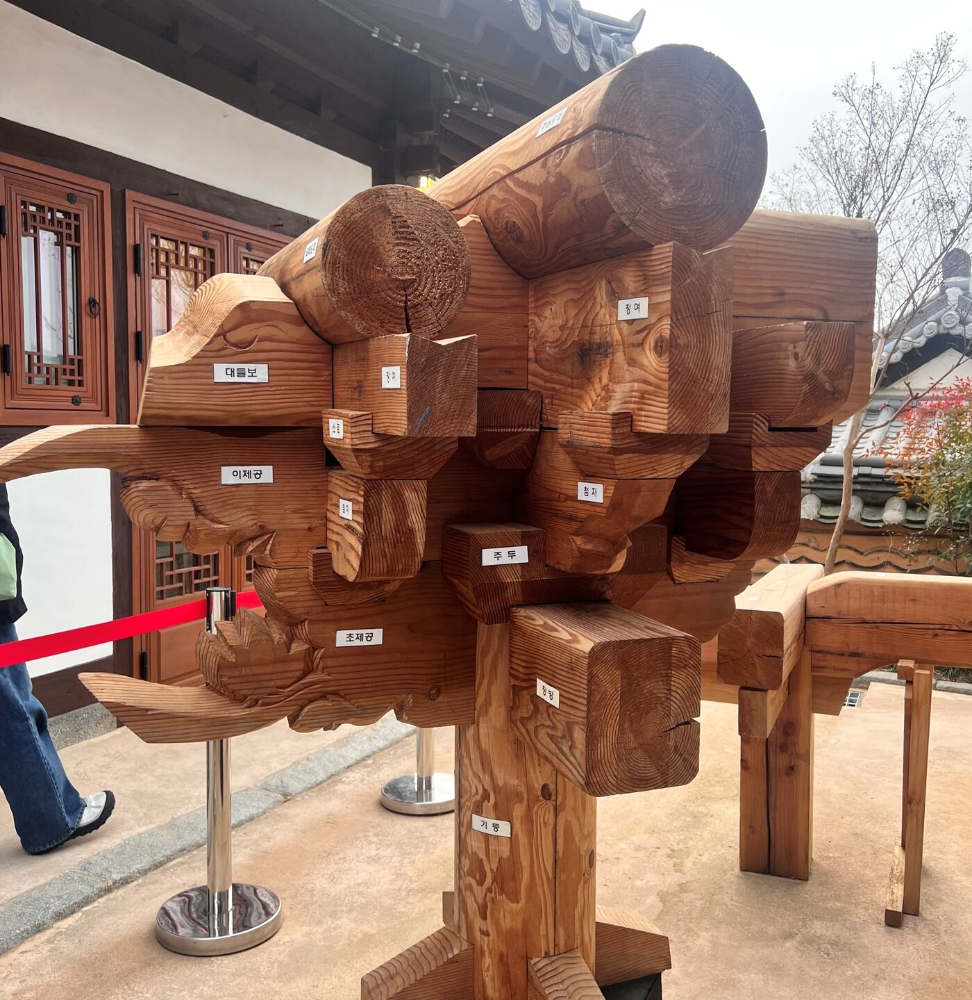 본문 이미지 -  전주한옥산업관 내에 설치된 한옥 '공포'./뉴스1 ⓒ News1 신현우 기자 