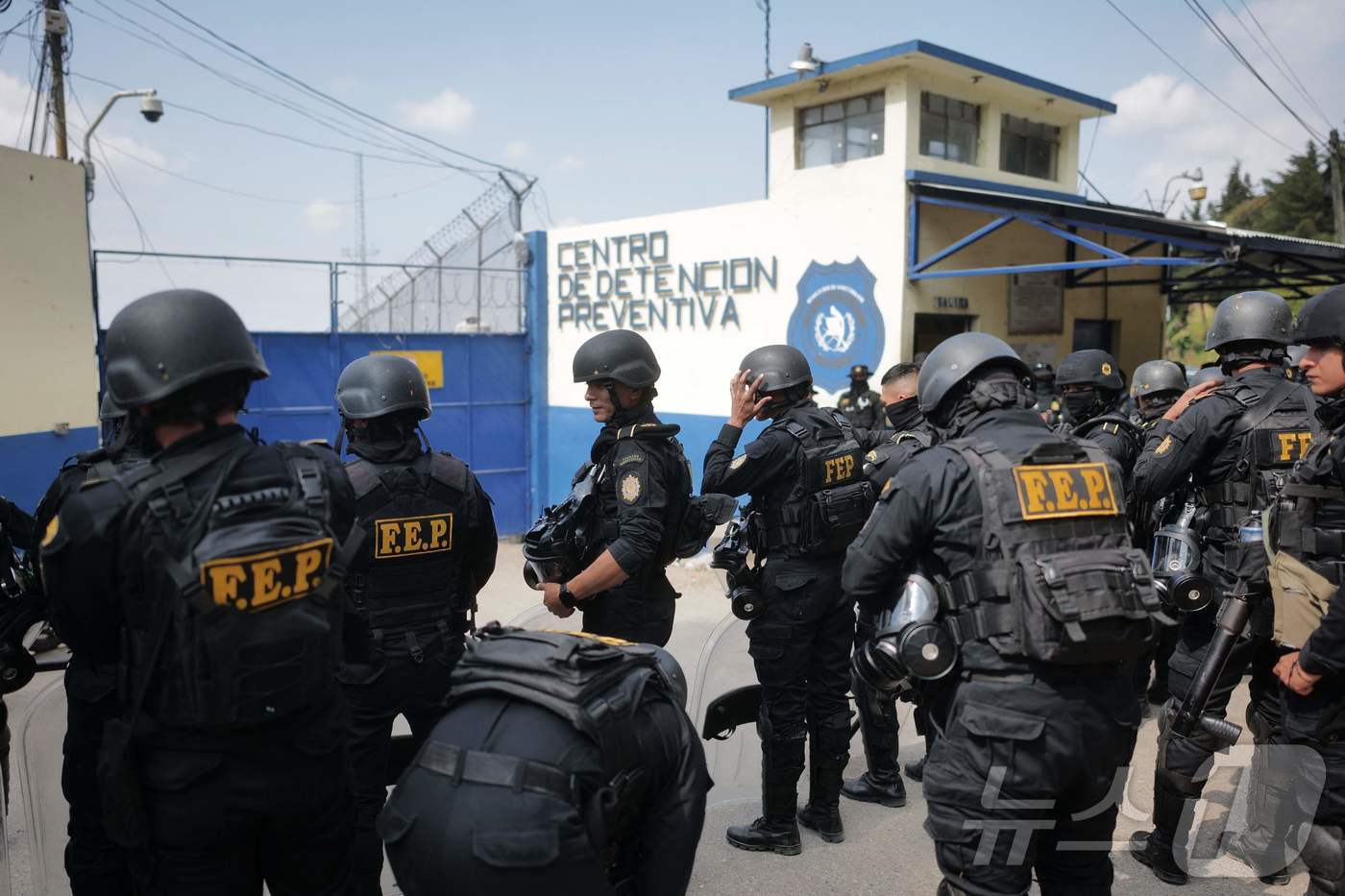 (과테말라시티 AFP=뉴스1) 김지완 기자 = 18일(현지시간) 과테말라 수도 과테말라시티의 예방적 구금 센터 입구에서 과테말라 경찰 특수부대가 경비를 서고 있다. 이날 과테말라 …
