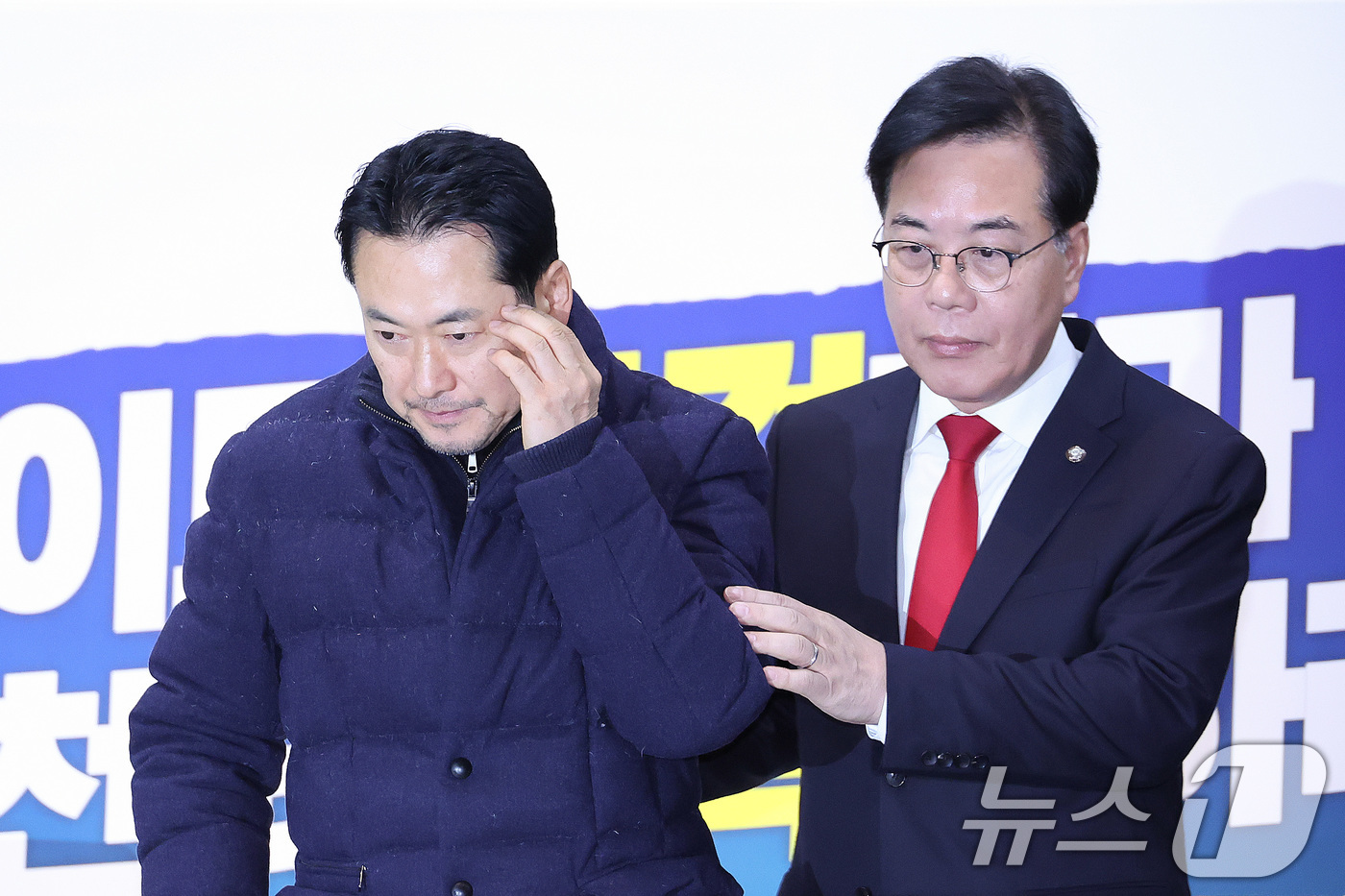 (서울=뉴스1) 신웅수 기자 = 장동혁 국민의힘 대표와 송언석 원내대표가 19일 서울 여의도 국회 로텐더홀에서 열린 최고위원회의에 참석하고 있다. 2026.1.19/뉴스1