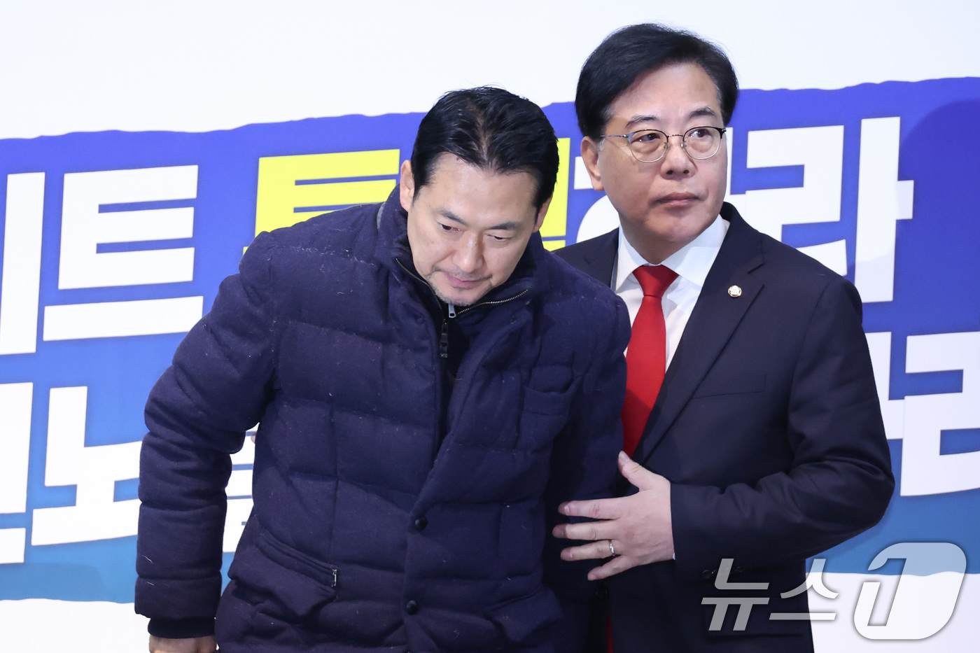 (서울=뉴스1) 신웅수 기자 = 장동혁 국민의힘 대표와 송언석 원내대표가 19일 서울 여의도 국회 로텐더홀에서 열린 최고위원회의에 참석하고 있다. 2026.1.19/뉴스1