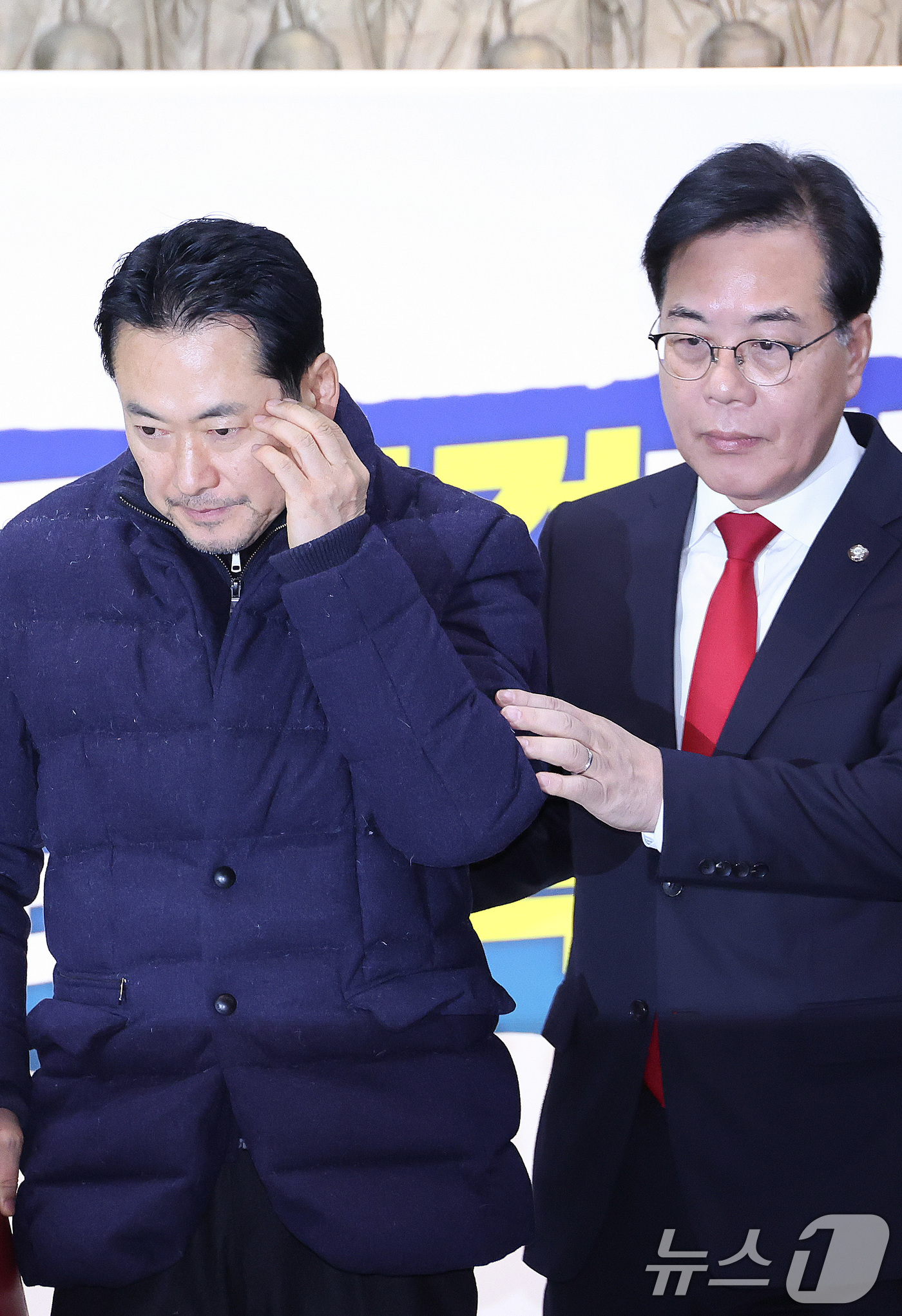 (서울=뉴스1) 신웅수 기자 = 장동혁 국민의힘 대표와 송언석 원내대표가 19일 서울 여의도 국회 로텐더홀에서 열린 최고위원회의에 참석하고 있다. 2026.1.19/뉴스1