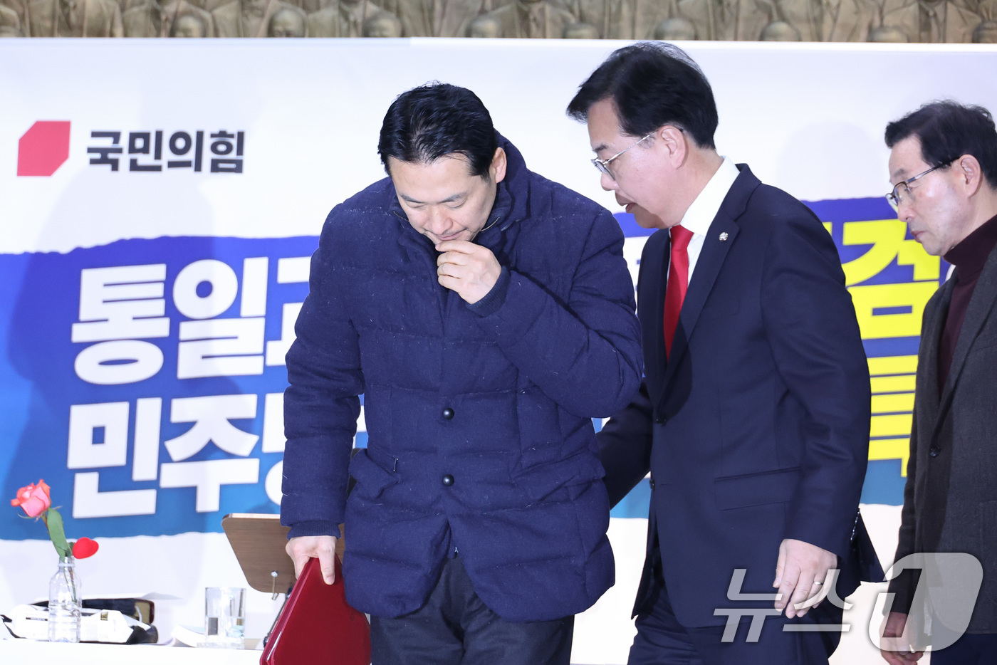 (서울=뉴스1) 신웅수 기자 = 장동혁 국민의힘 대표와 송언석 원내대표가 19일 서울 여의도 국회 로텐더홀에서 열린 최고위원회의에 참석하고 있다. 2026.1.19/뉴스1