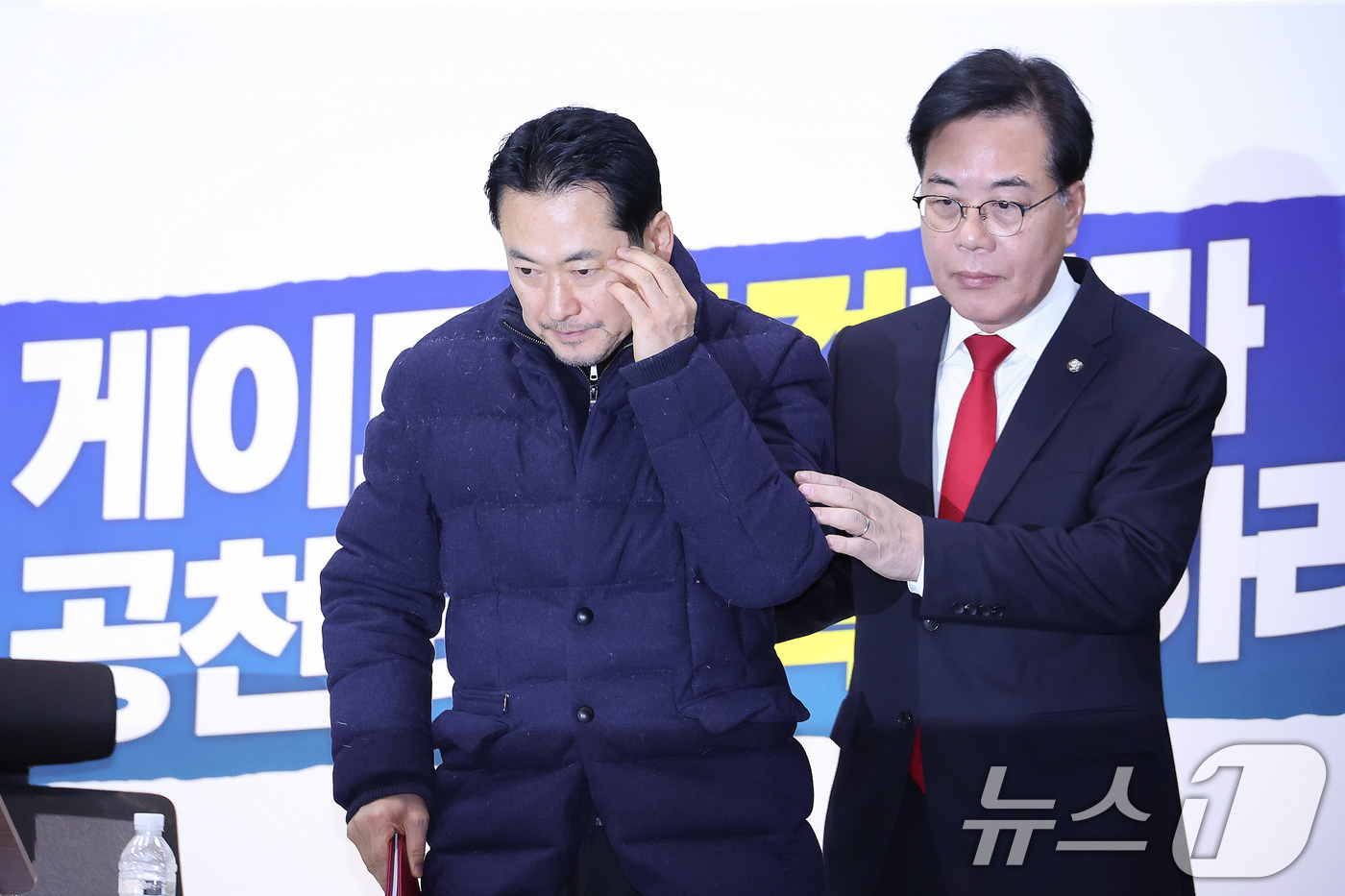 (서울=뉴스1) 신웅수 기자 = 장동혁 국민의힘 대표와 송언석 원내대표가 19일 서울 여의도 국회 로텐더홀에서 열린 최고위원회의에 참석하고 있다. 2026.1.19/뉴스1