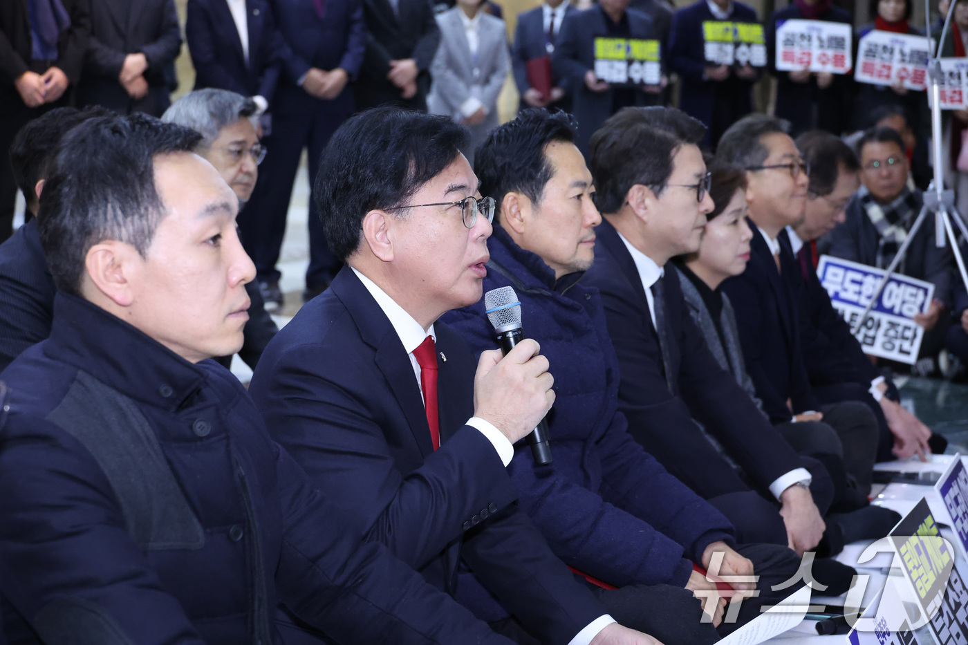 (서울=뉴스1) 신웅수 기자 = 송언석 국민의힘 원내대표가 19일 서울 여의도 국회 로텐더홀에서 열린 최고위원회의에서 발언하고 있다. 2026.1.19/뉴스1