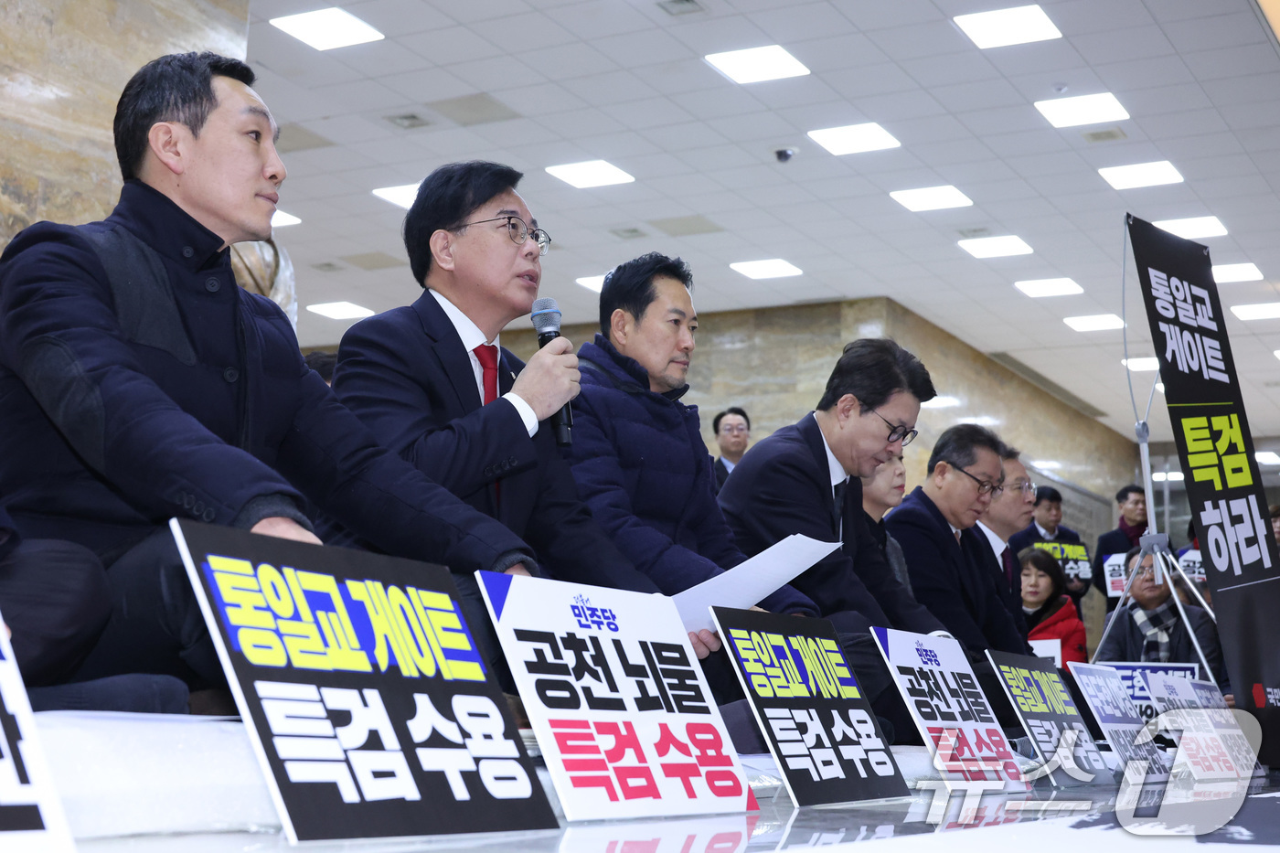 (서울=뉴스1) 신웅수 기자 = 송언석 국민의힘 원내대표가 19일 서울 여의도 국회 로텐더홀에서 열린 최고위원회의에서 발언하고 있다. 2026.1.19/뉴스1