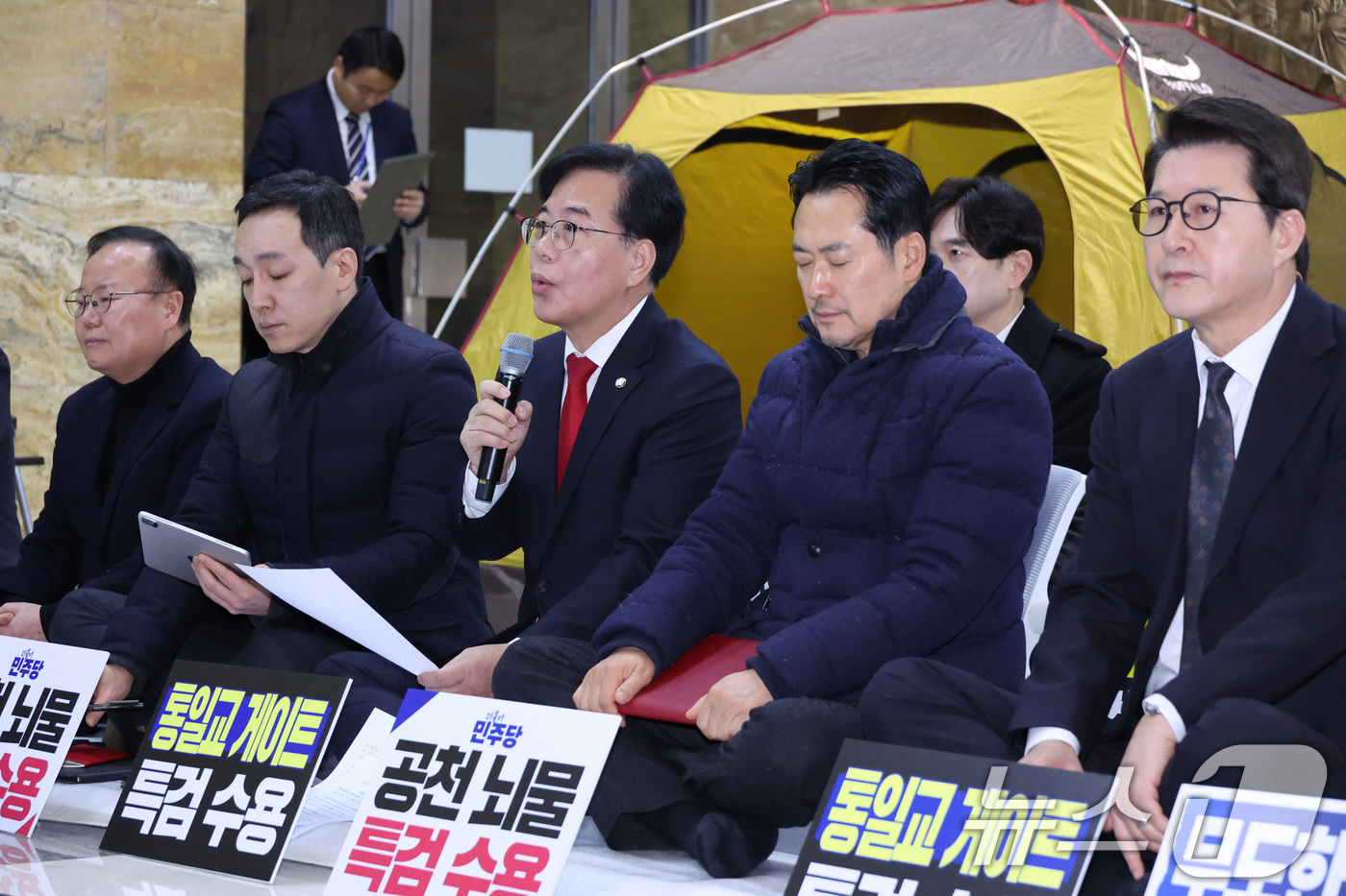 (서울=뉴스1) 신웅수 기자 = 송언석 국민의힘 원내대표가 19일 서울 여의도 국회 로텐더홀에서 열린 최고위원회의에서 발언하고 있다. 2026.1.19/뉴스1