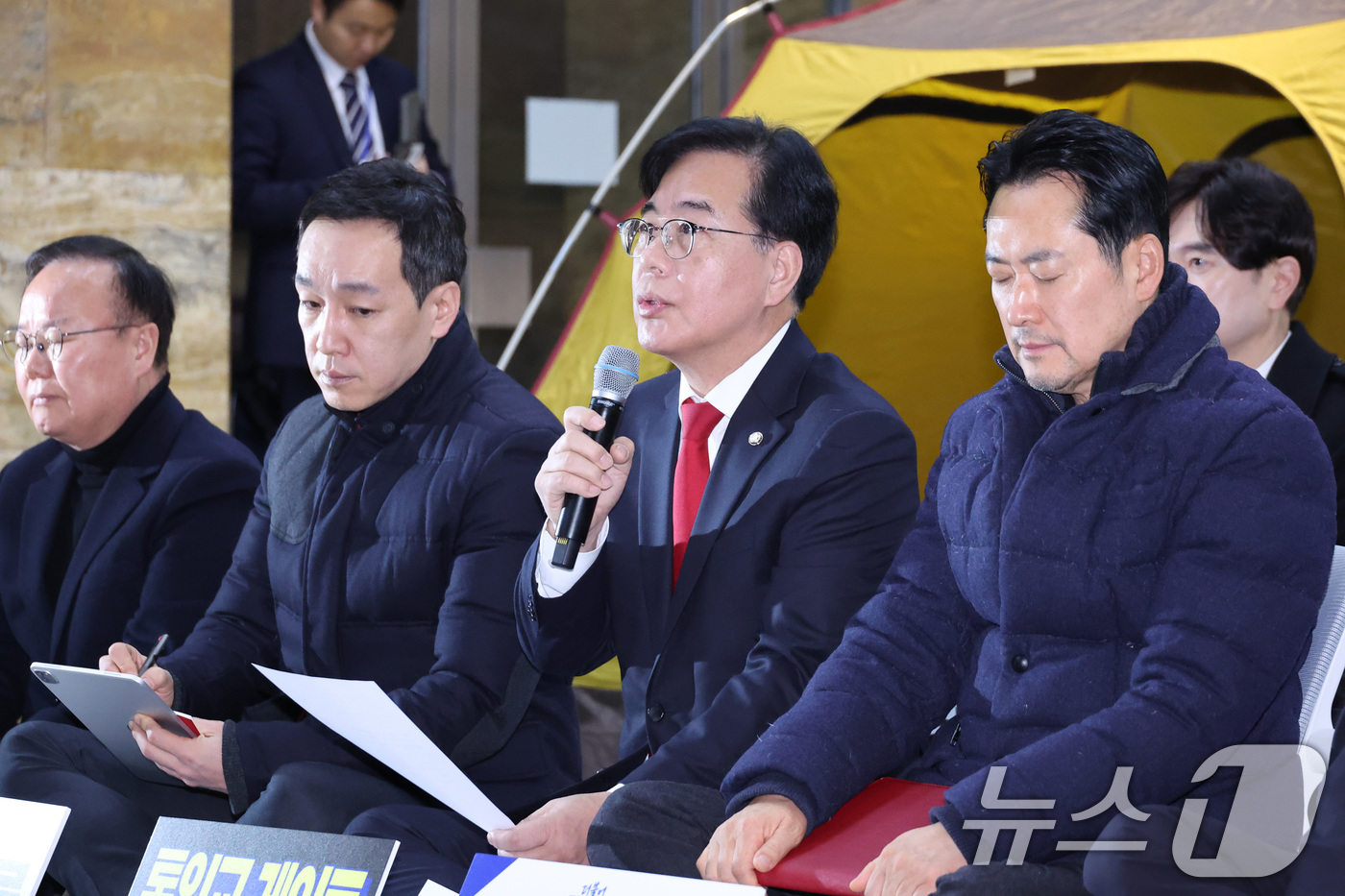 (서울=뉴스1) 신웅수 기자 = 송언석 국민의힘 원내대표가 19일 서울 여의도 국회 로텐더홀에서 열린 최고위원회의에서 발언하고 있다. 2026.1.19/뉴스1