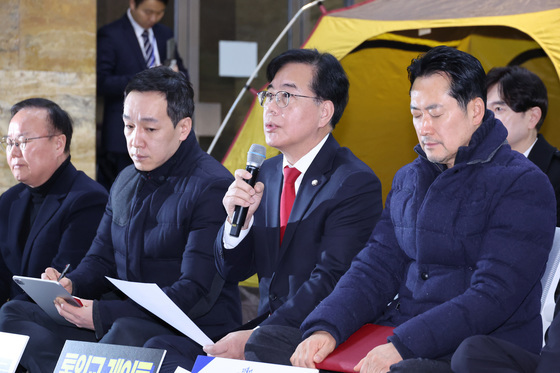 국힘 "장동혁, 李대통령 같은 출퇴근 단식 아냐…쌍특검 수용하라"