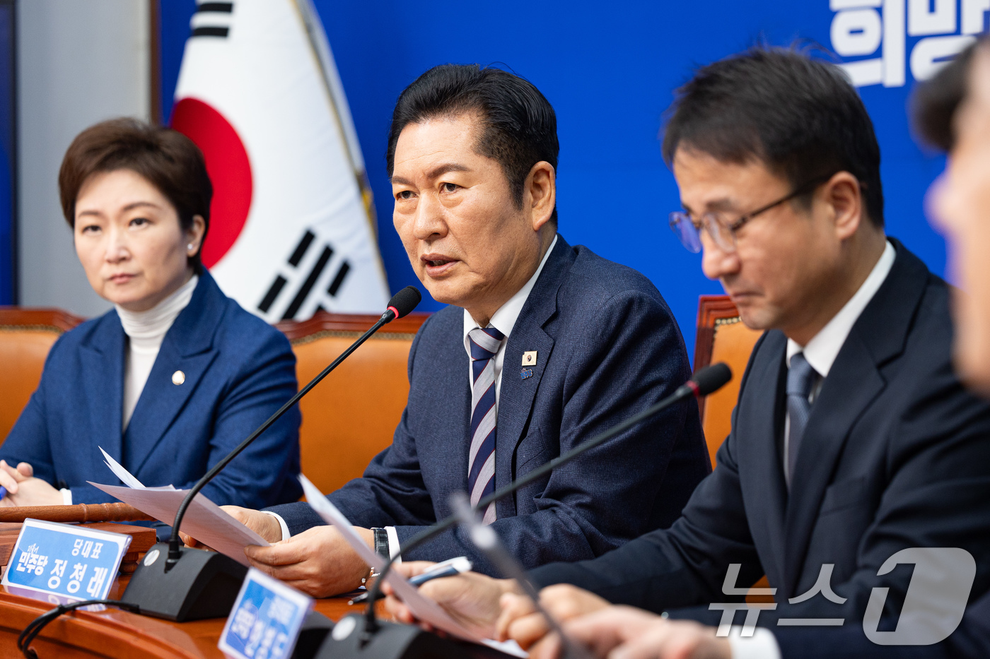 (서울=뉴스1) 유승관 기자 = 정청래 더불어민주당 대표가 19일 서울 여의도 국회에서 열린 최고위원회의에서 모두 발언을 하고 있다. 2026.1.19/뉴스1