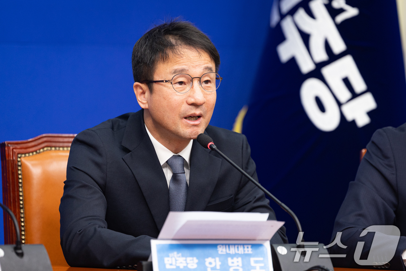 (서울=뉴스1) 유승관 기자 = 한병도 더불어민주당 원내대표가 19일 서울 여의도 국회에서 열린 최고위원회의에서 모두 발언을 하고 있다. 2026.1.19/뉴스1