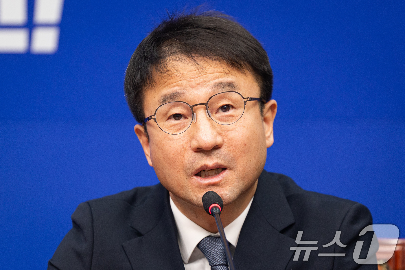 (서울=뉴스1) 유승관 기자 = 한병도 더불어민주당 원내대표가 19일 서울 여의도 국회에서 열린 최고위원회의에서 모두 발언을 하고 있다. 2026.1.19/뉴스1