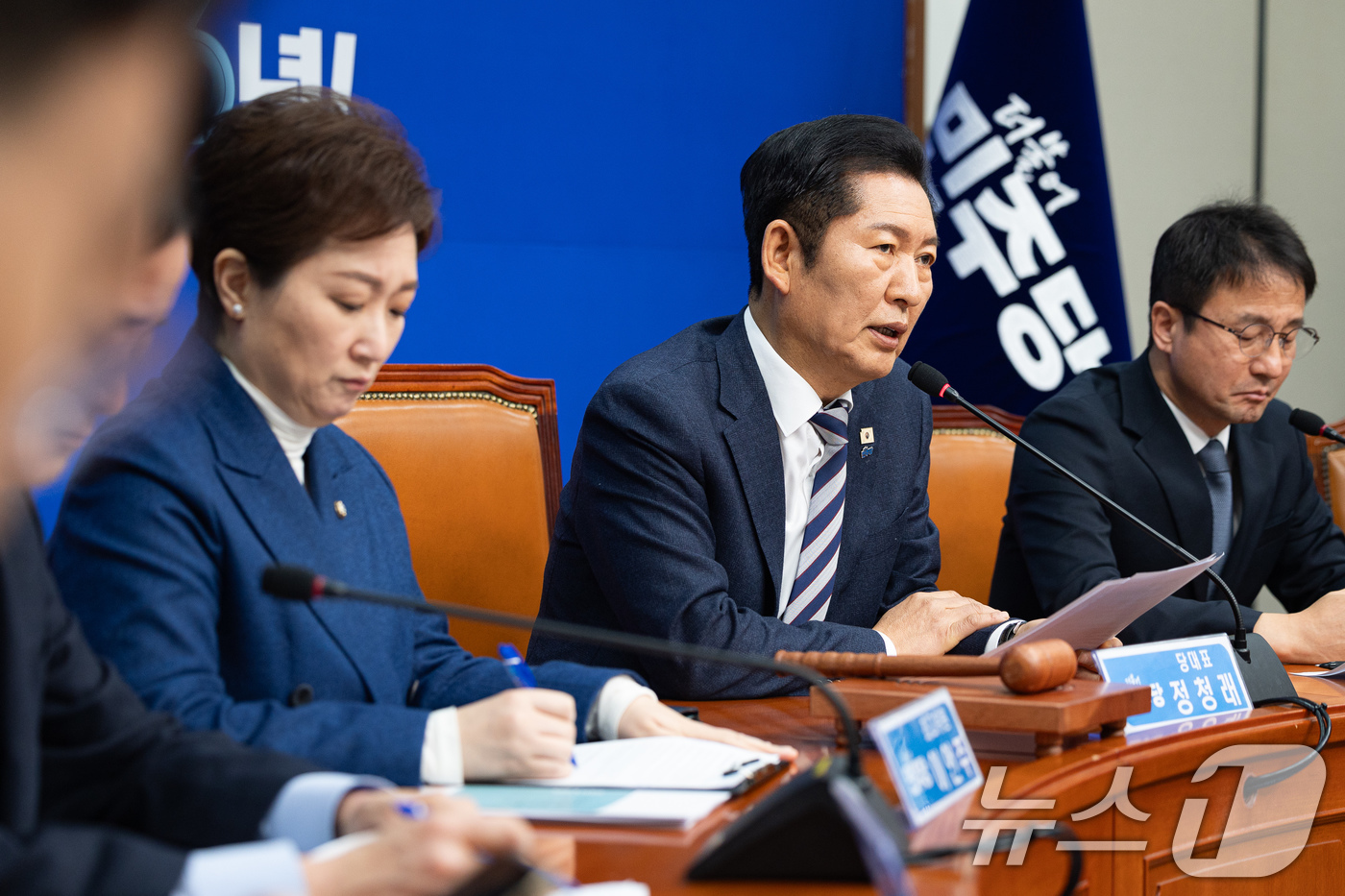 (서울=뉴스1) 유승관 기자 = 정청래 더불어민주당 대표가 19일 서울 여의도 국회에서 열린 최고위원회의에서 모두 발언을 하고 있다. 2026.1.19/뉴스1