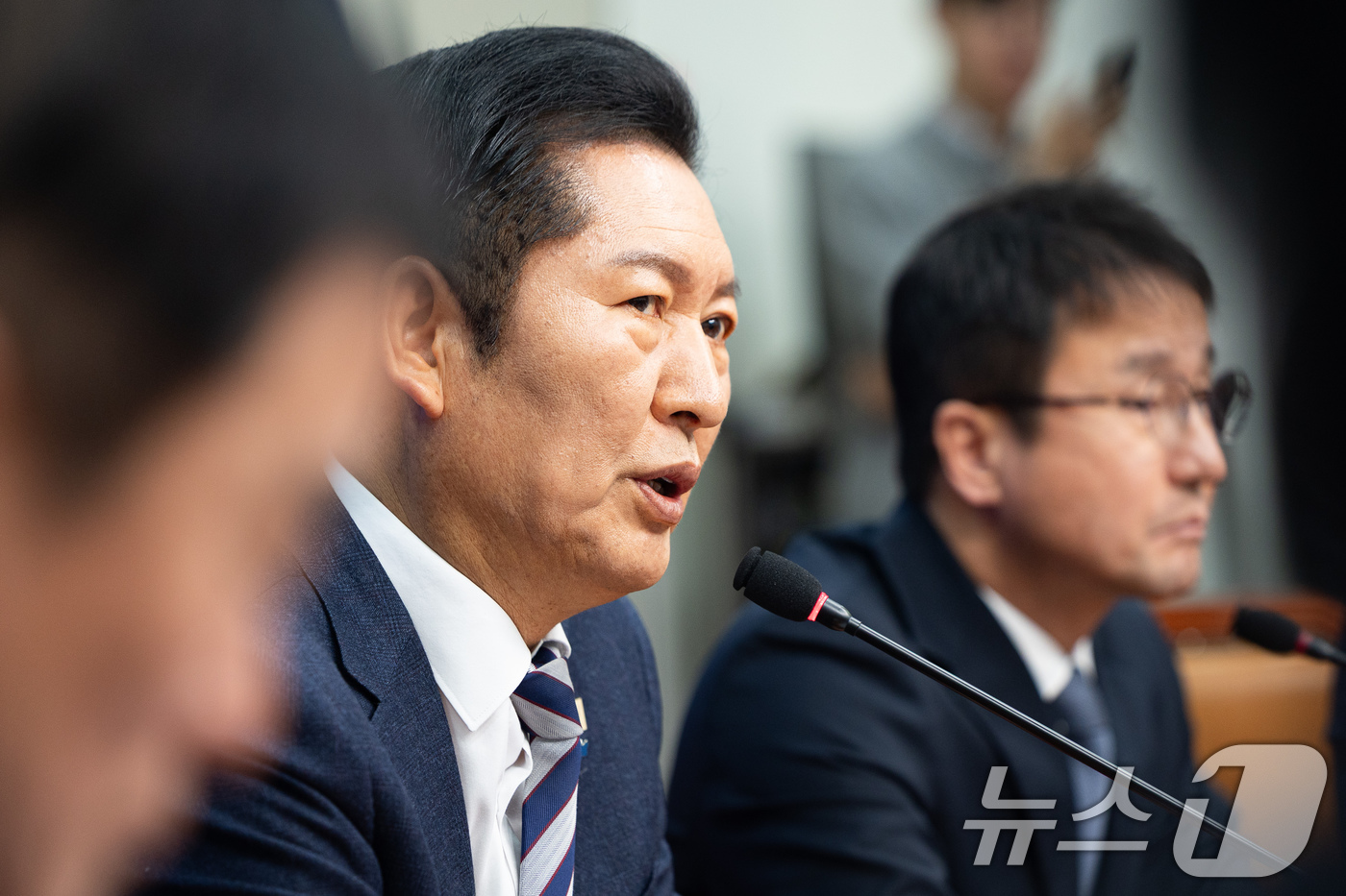 (서울=뉴스1) 유승관 기자 = 정청래 더불어민주당 대표가 19일 서울 여의도 국회에서 열린 최고위원회의에서 모두 발언을 하고 있다. 2026.1.19/뉴스1