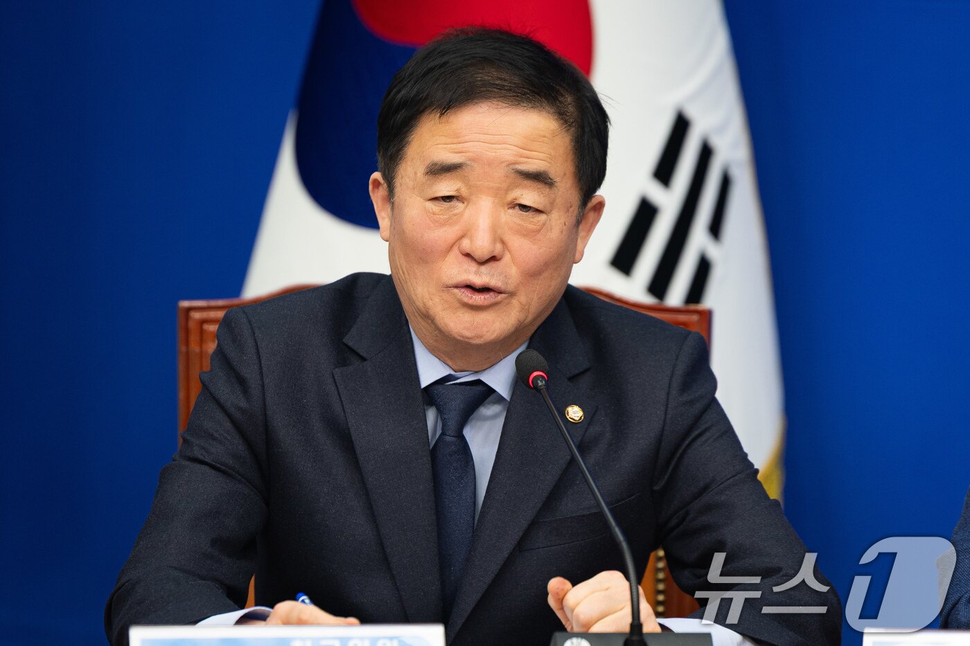 본문 이미지 - 강득구 더불어민주당 최고위원이 19일 서울 여의도 국회에서 열린 최고위원회의에서 모두 발언을 하고 있다. 2026.1.19/뉴스1 ⓒ News1 유승관 기자