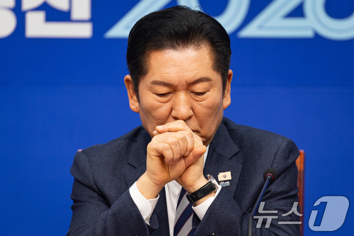 (서울=뉴스1) 유승관 기자 = 정청래 더불어민주당 대표가 19일 서울 여의도 국회에서 열린 최고위원회의에서 생각에 잠겨 있다. 2026.1.19/뉴스1