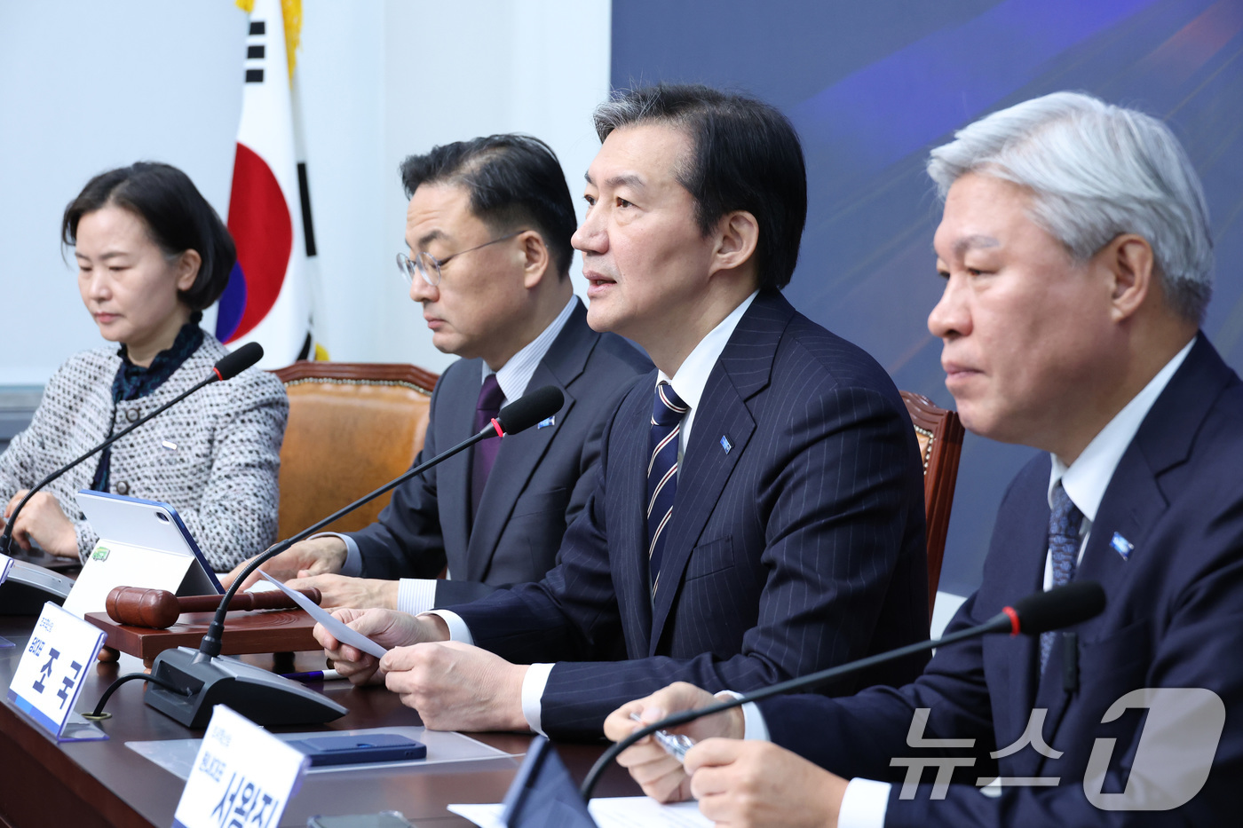 (서울=뉴스1) 신웅수 기자 = 조국 조국혁신당 대표가 19일 서울 여의도 국회에서 열린 중수청법·공소청법 대안입법 관련 최고위원회의·의원총회·끝까지간다특위 연석회의에서 발언하고 …