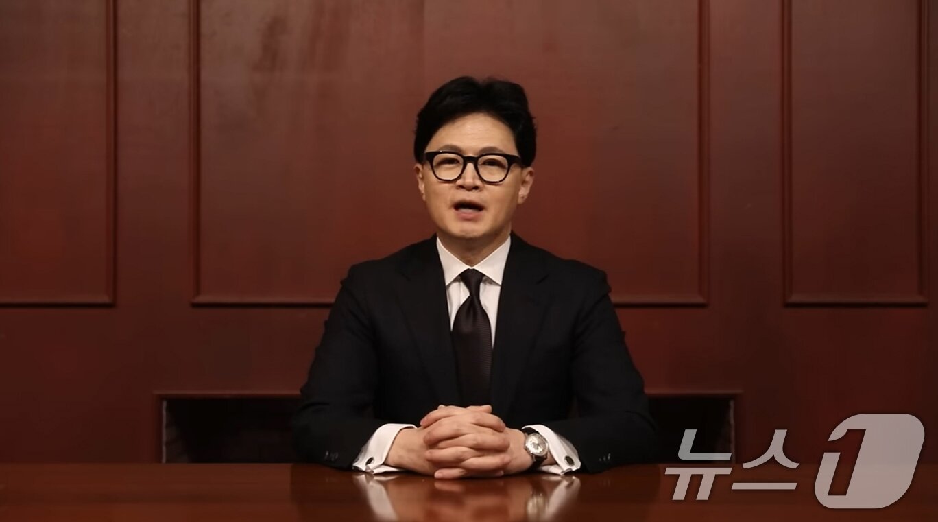 본문 이미지 - 국민의힘 한동훈 전 대표가 지난 18일 페이스북에 자신에 대한 당의 징계 추진과 관련한 입장을 밝히는 영상을 올렸다. 한 전 대표는 당원 게시판 논란과 관련해 "상황이 여기까지 오게 한 것에 대해 국민과 당원께 송구하다＂며 사과했다. (한동훈 페이스북 영상 캡처. 재판매 및 DB 금지) 2026.1.19/뉴스1 ⓒ News1 이호윤 기자