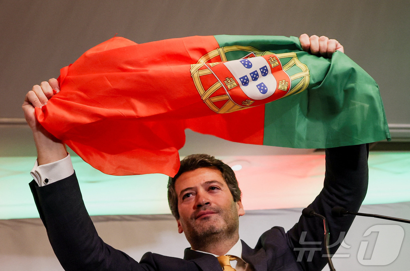 (리스본 로이터=뉴스1) 강민경 기자 = 포르투갈의 극우성향 정당 셰가의 안드레 벤투라 대통령 후보가 18일 대선 1차 투표에서 2위를 차지한 뒤 국기를 흔들어 보이고 있다. 20 …