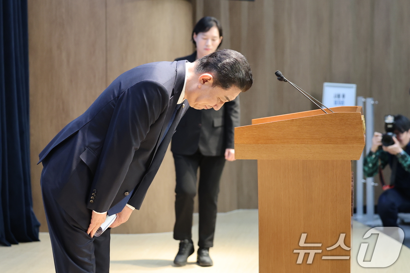 (서울=뉴스1) 이승배 기자 = 김병기 더불어민주당 의원이 19일 서울 여의도 국회 소통관에서 당 윤리심판원의 제명 결정에 대한 입장을 밝히는 기자회견 전 고개숙여 인사를 하고 있 …