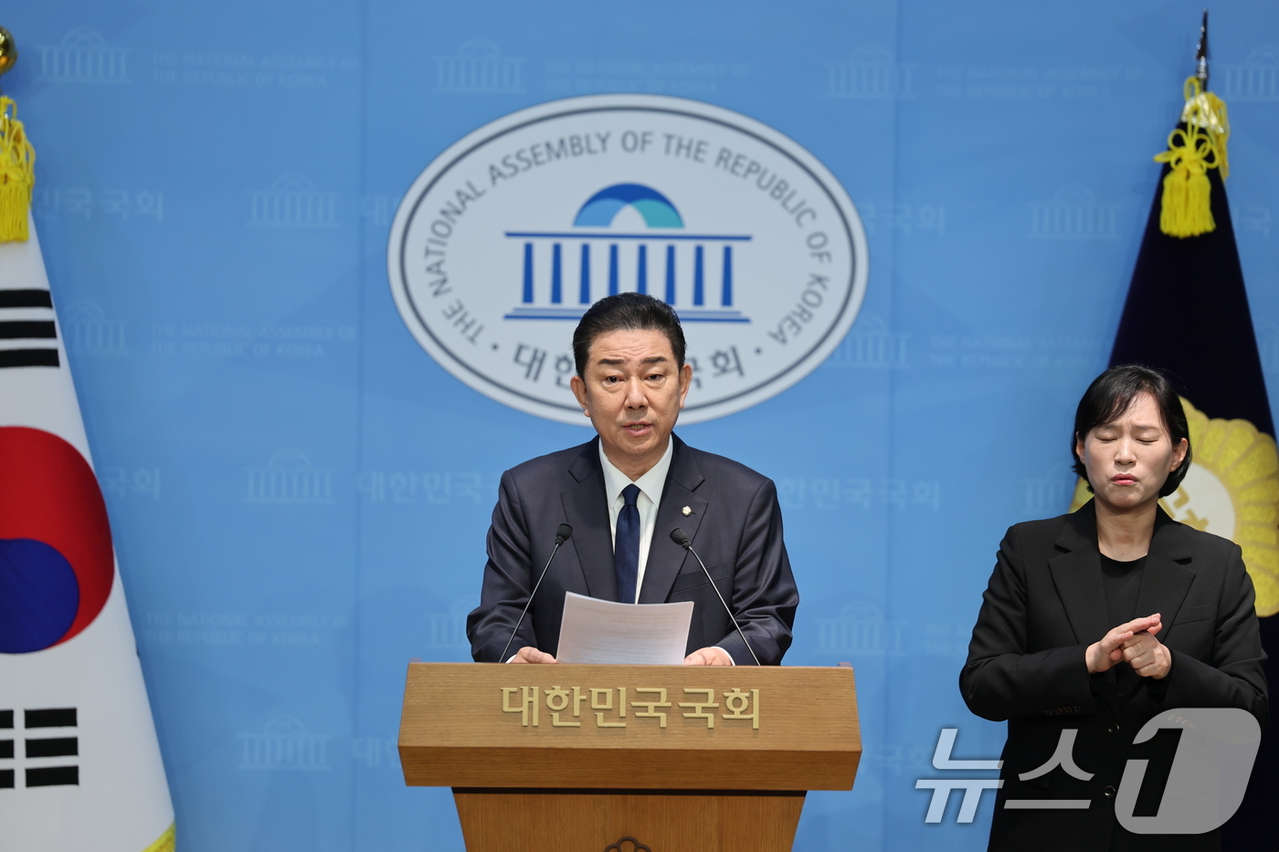 (서울=뉴스1) 이승배 기자 = 김병기 더불어민주당 의원이 19일 서울 여의도 국회 소통관에서 당 윤리심판원의 제명 결정에 대한 입장을 밝히는 기자회견을 하고 있다. 2025.1. …