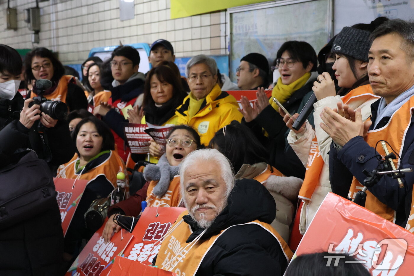 본문 이미지 - 전국장애인차별철폐연대가 서울 종로구 혜화역 승강장에서 지하철 선전전을 벌이고 있다. 2026.1.19/뉴스1 ⓒ News1 권준언 기자