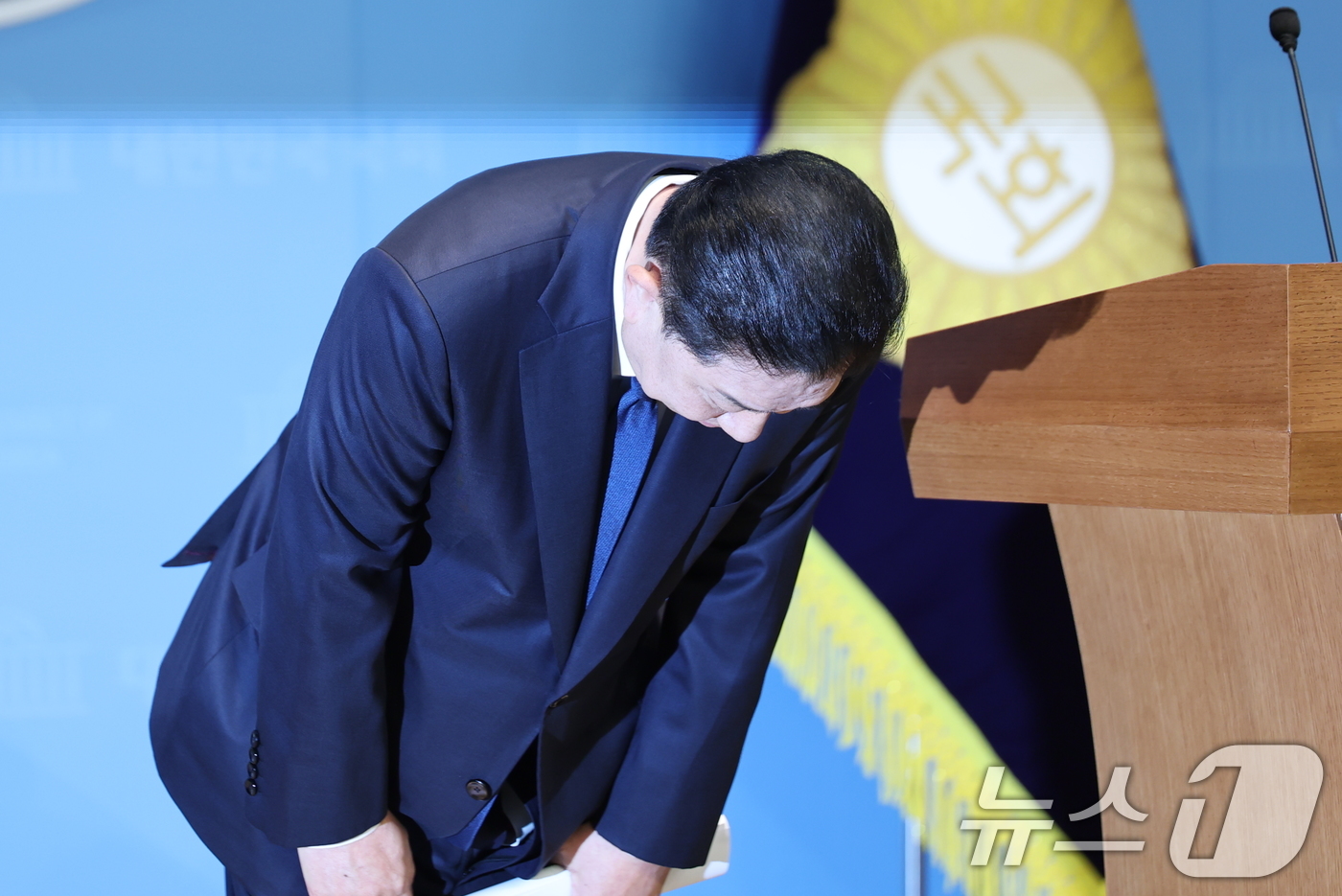 (서울=뉴스1) 이승배 기자 = 김병기 더불어민주당 의원이 19일 서울 여의도 국회 소통관에서 당 윤리심판원의 제명 결정에 대한 입장을 밝히는 기자회견을 하며 고개숙여 인사를 하고 …