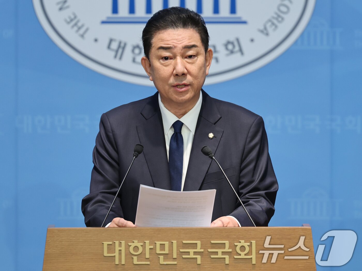 본문 이미지 - 김병기 더불어민주당 의원이 19일 서울 여의도 국회 소통관에서 당 윤리심판원의 제명 결정에 대한 입장을 밝히는 기자회견을 하고 있다. 2026.1.19/뉴스1 ⓒ News1 이승배 기자