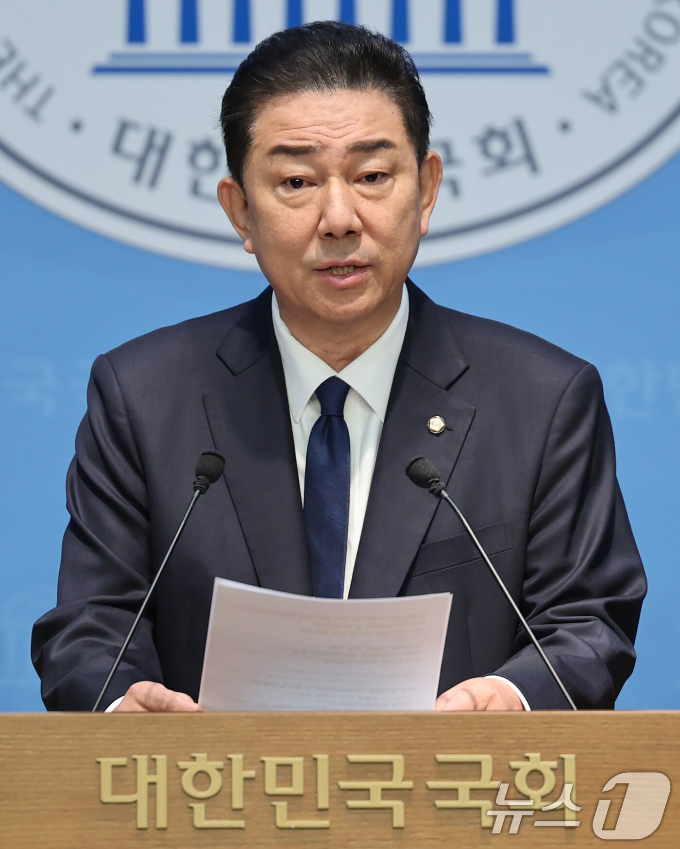 본문 이미지 - 김병기 더불어민주당 의원이 19일 서울 여의도 국회 소통관에서 당 윤리심판원의 제명 결정에 대한 입장을 밝히는 기자회견을 하고 있다. 2026.1.19/뉴스1 ⓒ News1 이승배 기자