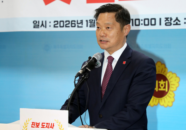 기자회견하는 김명호 진보당 제주도지사 후보