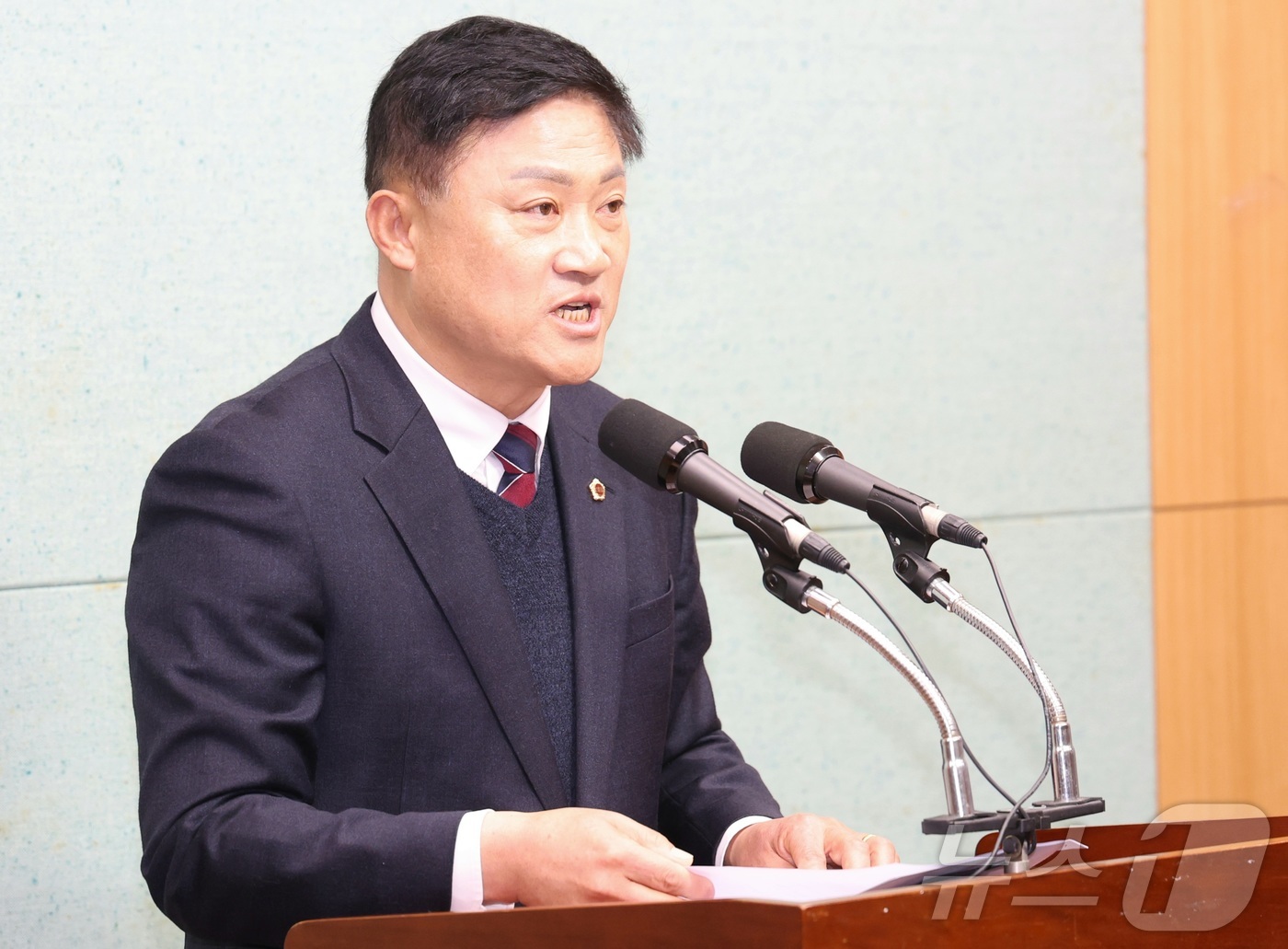 (전주=뉴스1) 유경석 기자 = 김정기 전북도의원이 19일 전북 전주시 전북특별자치도의회에서 '악성 보도'에 대한 고소 입장 기자회견을 열고 질의에 답변을 하고 있다. 2026.1 …