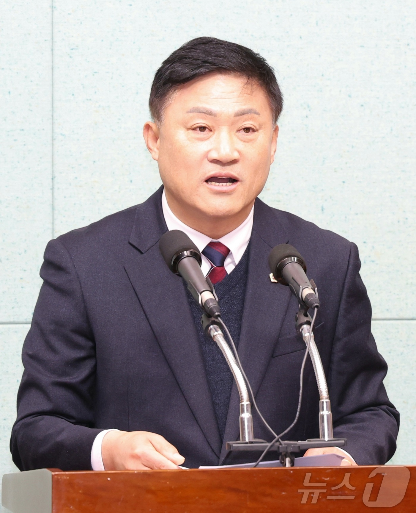 (전주=뉴스1) 유경석 기자 = 김정기 전북도의원이 19일 전북 전주시 전북특별자치도의회에서 '악성 보도'에 대한 고소 입장 기자회견을 열고 질의에 답변을 하고 있다. 2026.1 …