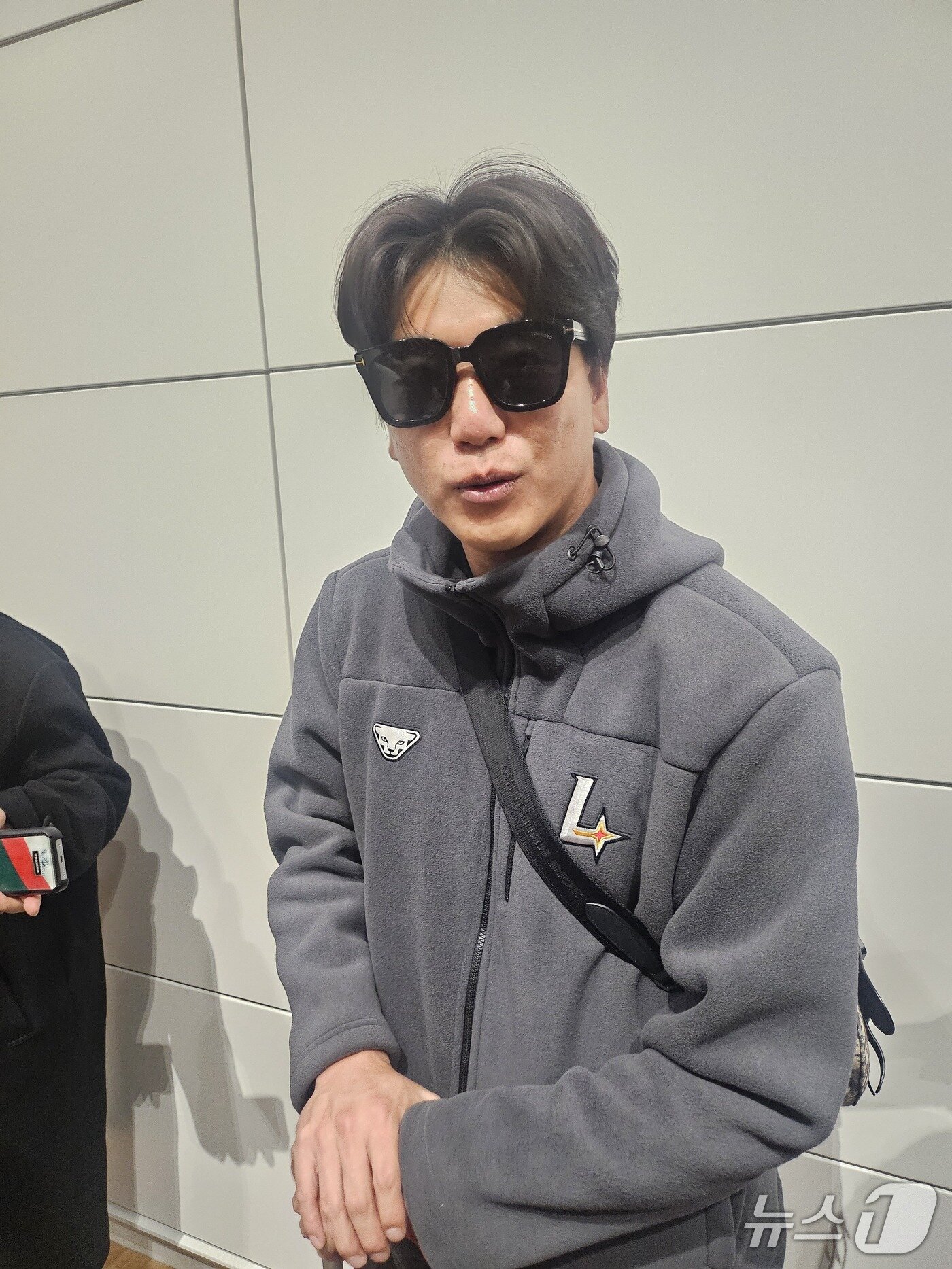 본문 이미지 - SSG 랜더스 김광현이 19일 인천국제공항에서 취재진과 인터뷰하고 있다. ⓒ News1 권혁준 기자