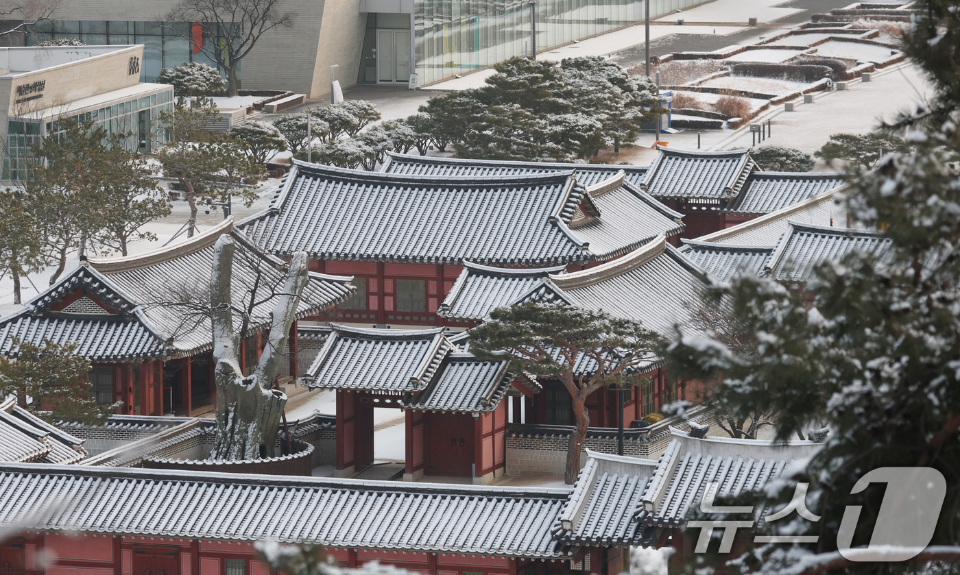 (수원=뉴스1) 김영운 기자 = 간밤에 눈이 내린 19일 경기 수원시 팔달구 팔달산에서 바라본 화성행궁이 눈으로 쌓여있다. 2026.1.19/뉴스1