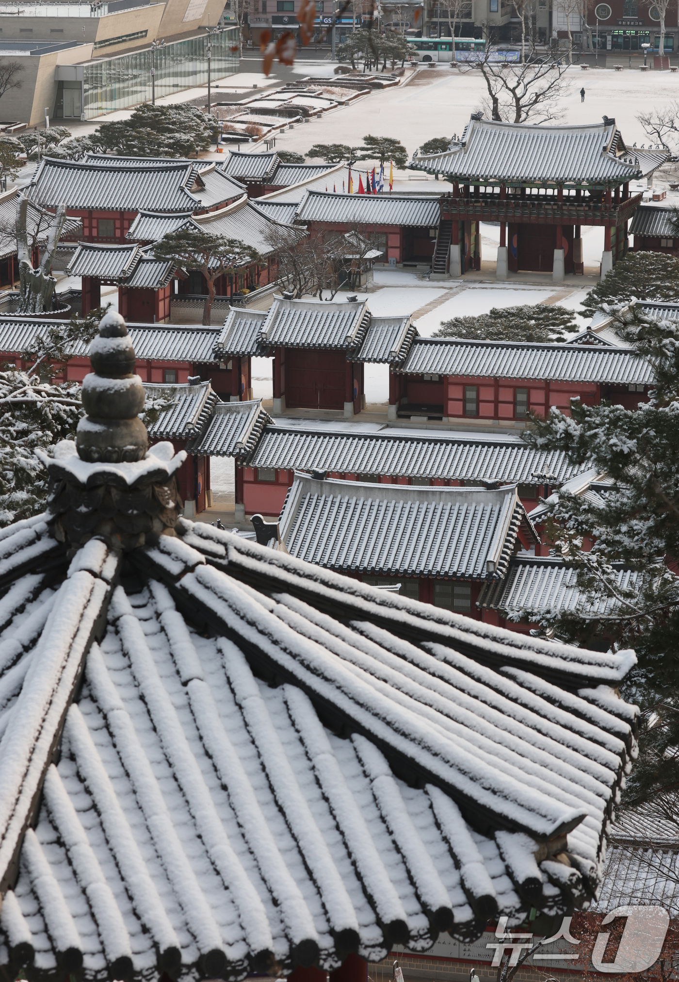 (수원=뉴스1) 김영운 기자 = 간밤에 눈이 내린 19일 경기 수원시 팔달구 팔달산에서 바라본 화성행궁이 눈으로 쌓여있다. 2026.1.19/뉴스1