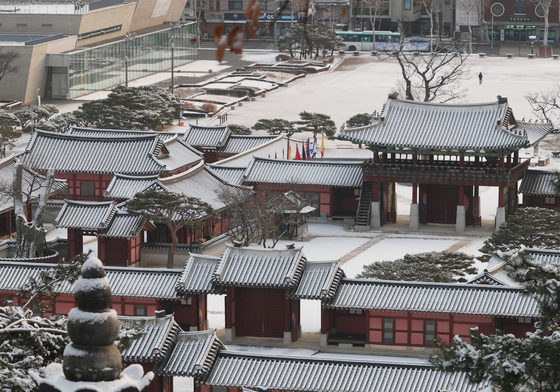 눈 쌓인 화성행궁