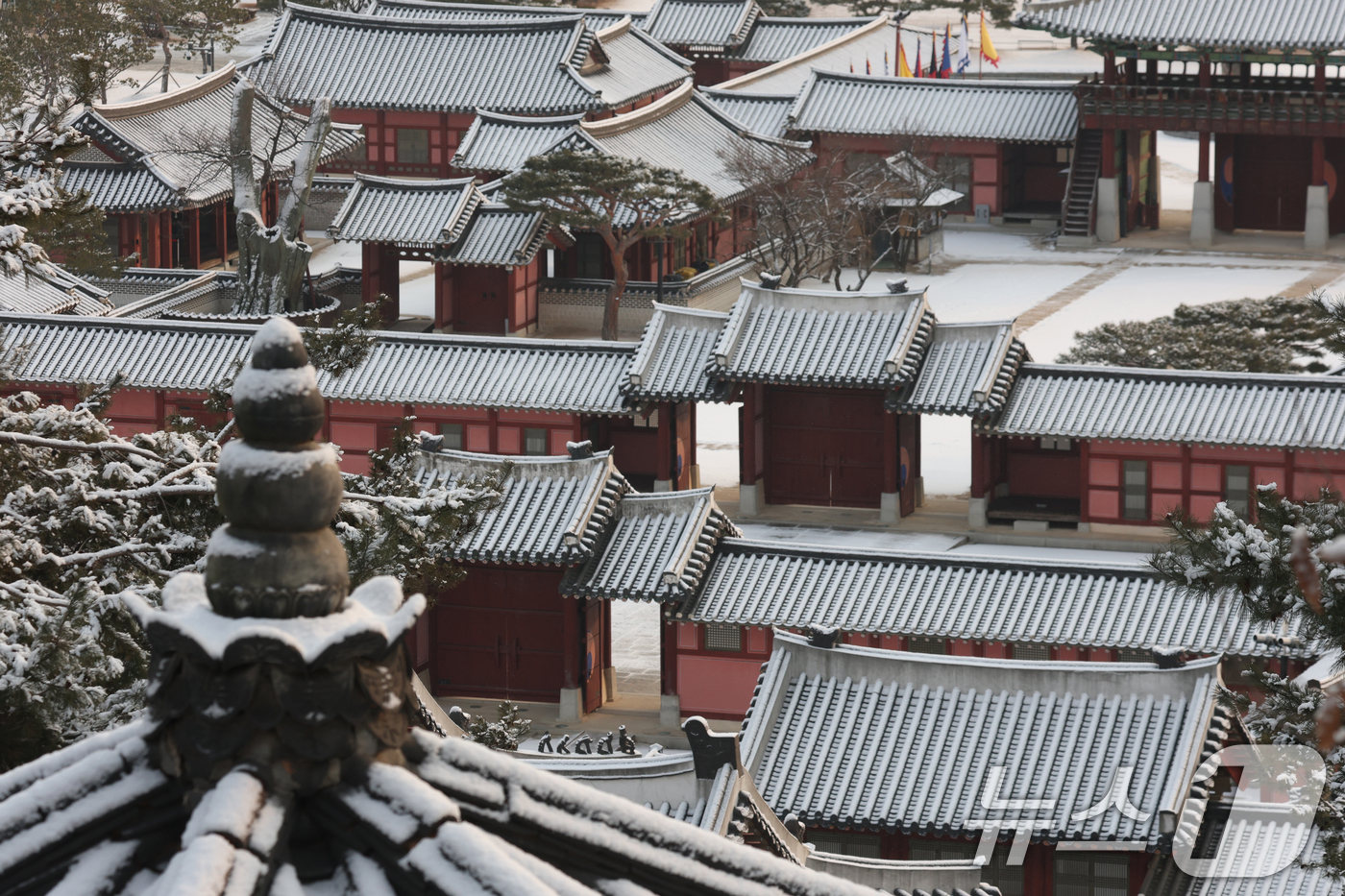 (수원=뉴스1) 김영운 기자 = 간밤에 눈이 내린 19일 경기 수원시 팔달구 팔달산에서 바라본 화성행궁이 눈으로 쌓여있다. 2026.1.19/뉴스1