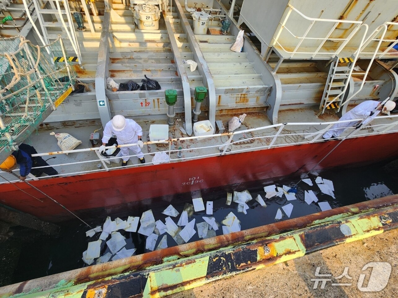 본문 이미지 - 전남 여수 사포1부두에서 방제작업 중인 여수 해경. (여수해경 제공. 재판매 및 DB 금지) 2026.1.19